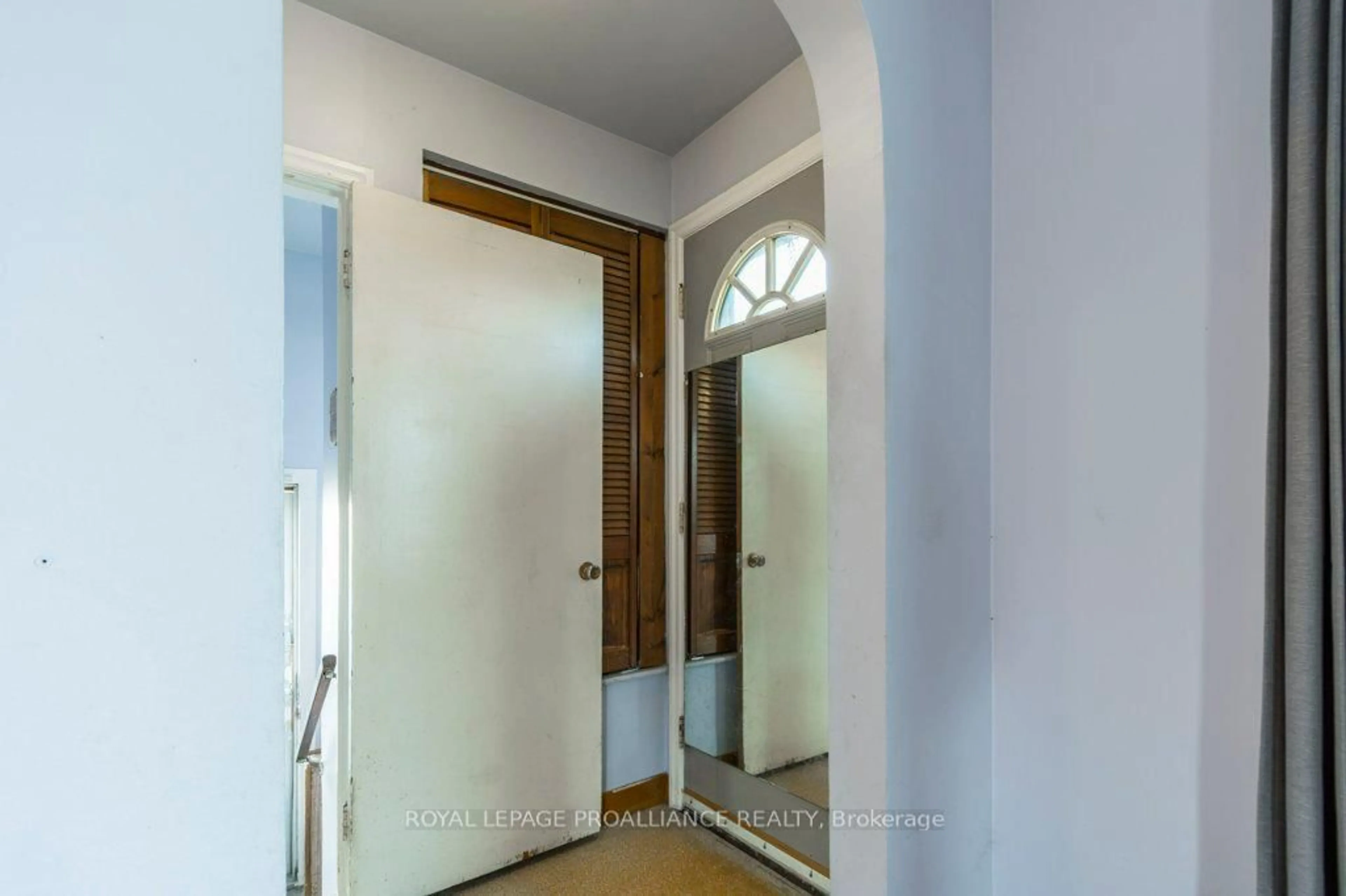 Indoor entryway for 53 Montgomery Blvd, Belleville Ontario K8N 1J2