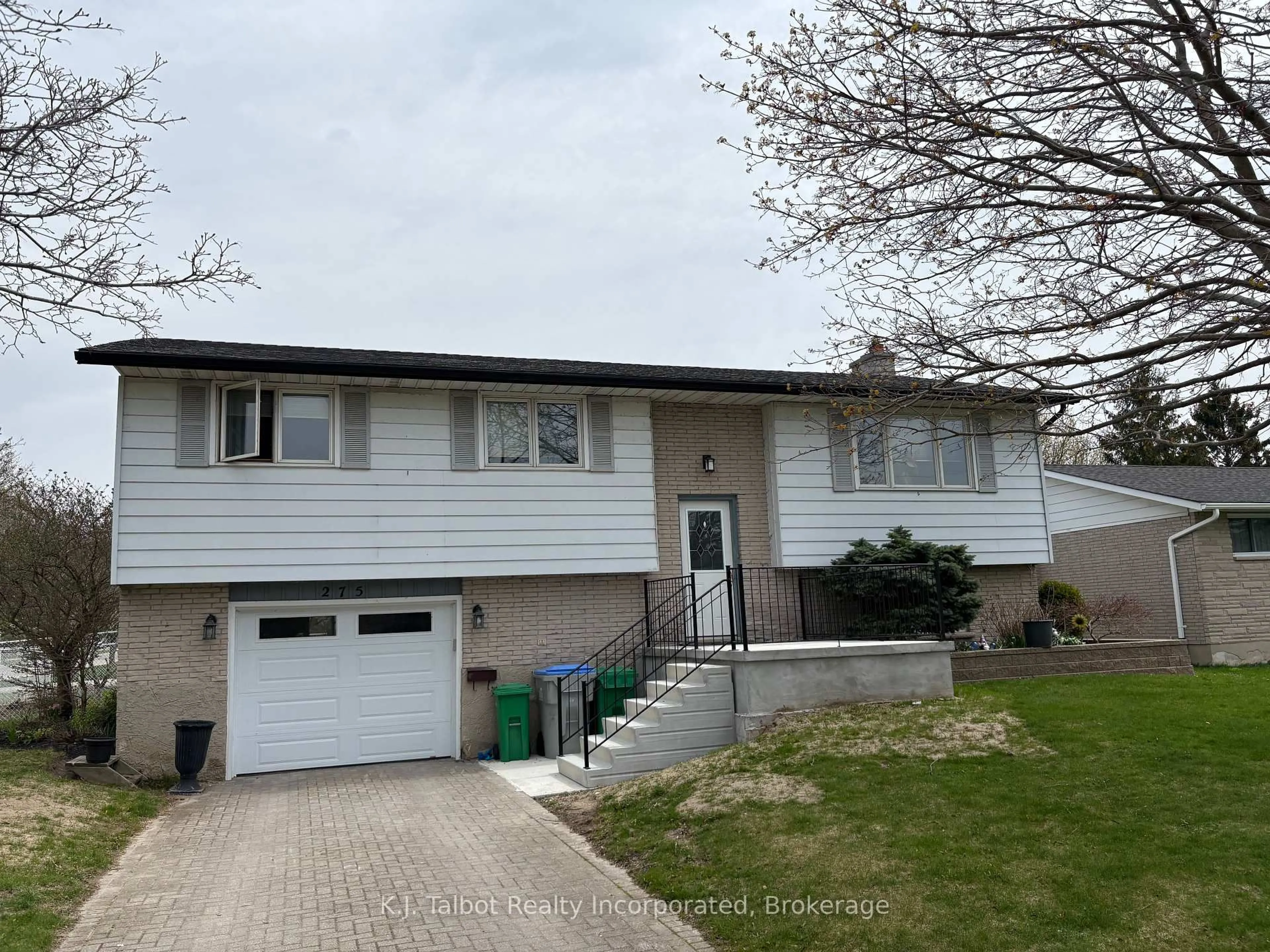 Home with vinyl exterior material, street for 275 Warren St, Goderich Ontario N7A 4G3