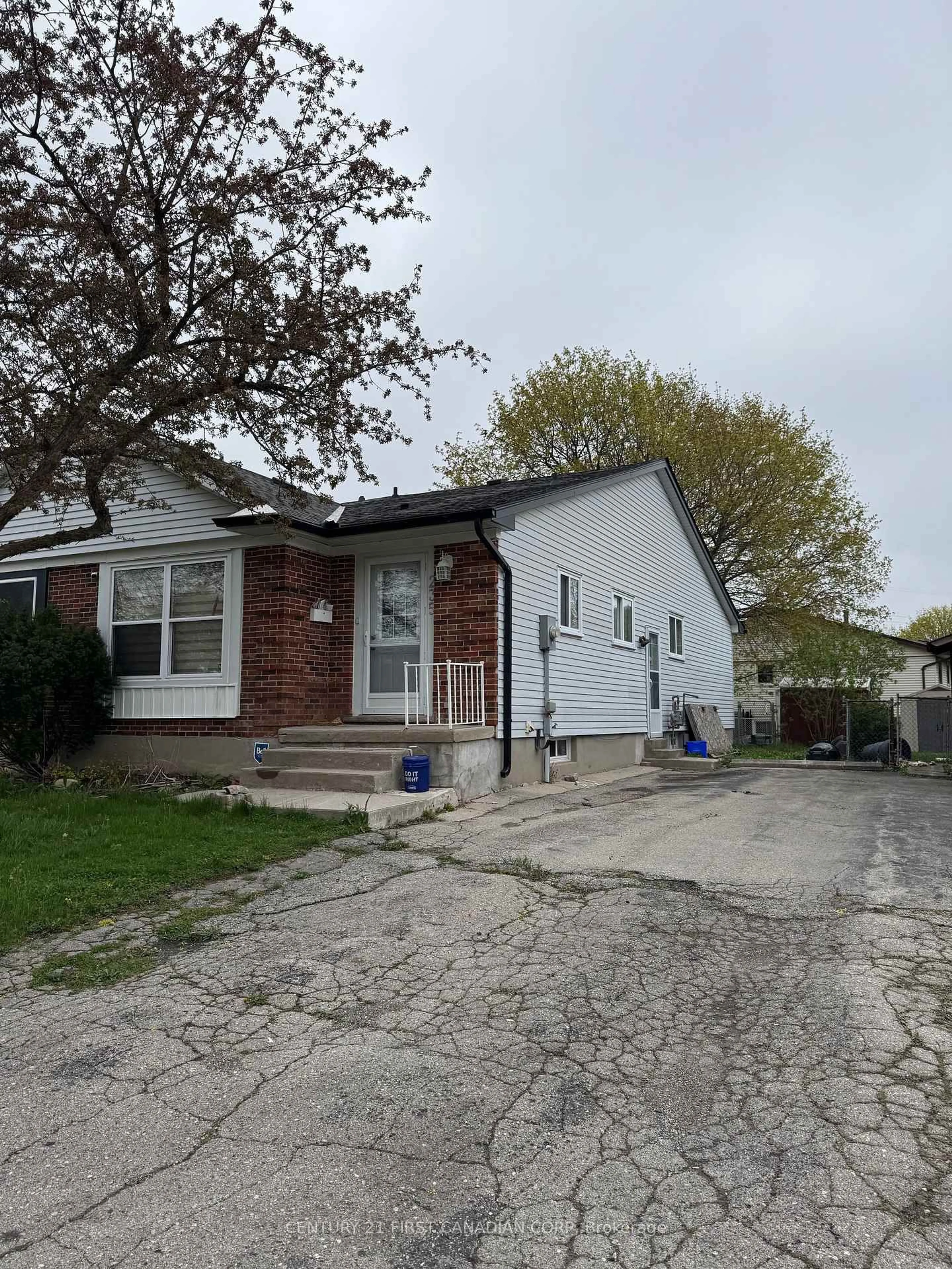 Unknown for 235 Banbury Rd, London South Ontario N5Z 4M1