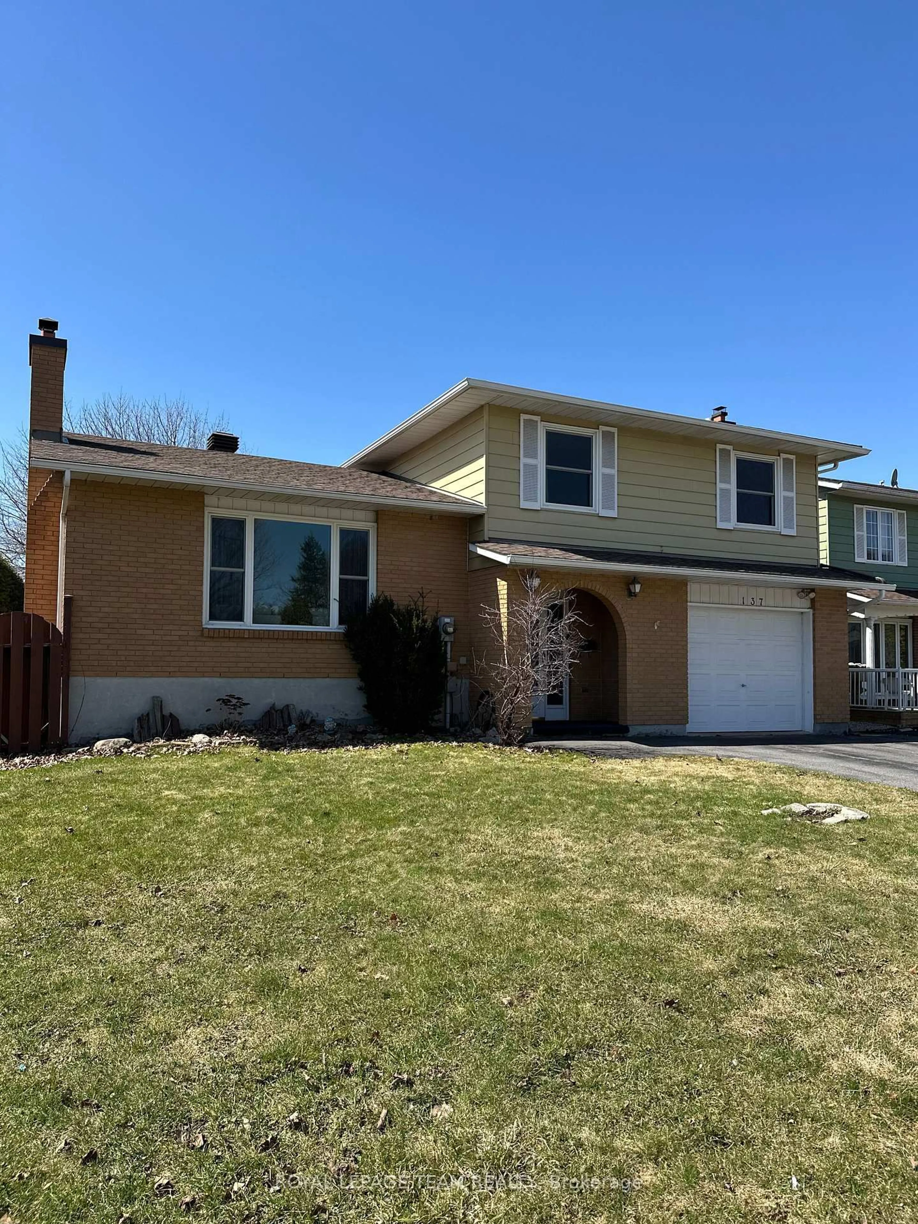 Home with vinyl exterior material, street for 137 Oriole Ave, Ottawa Ontario K2L 2G1