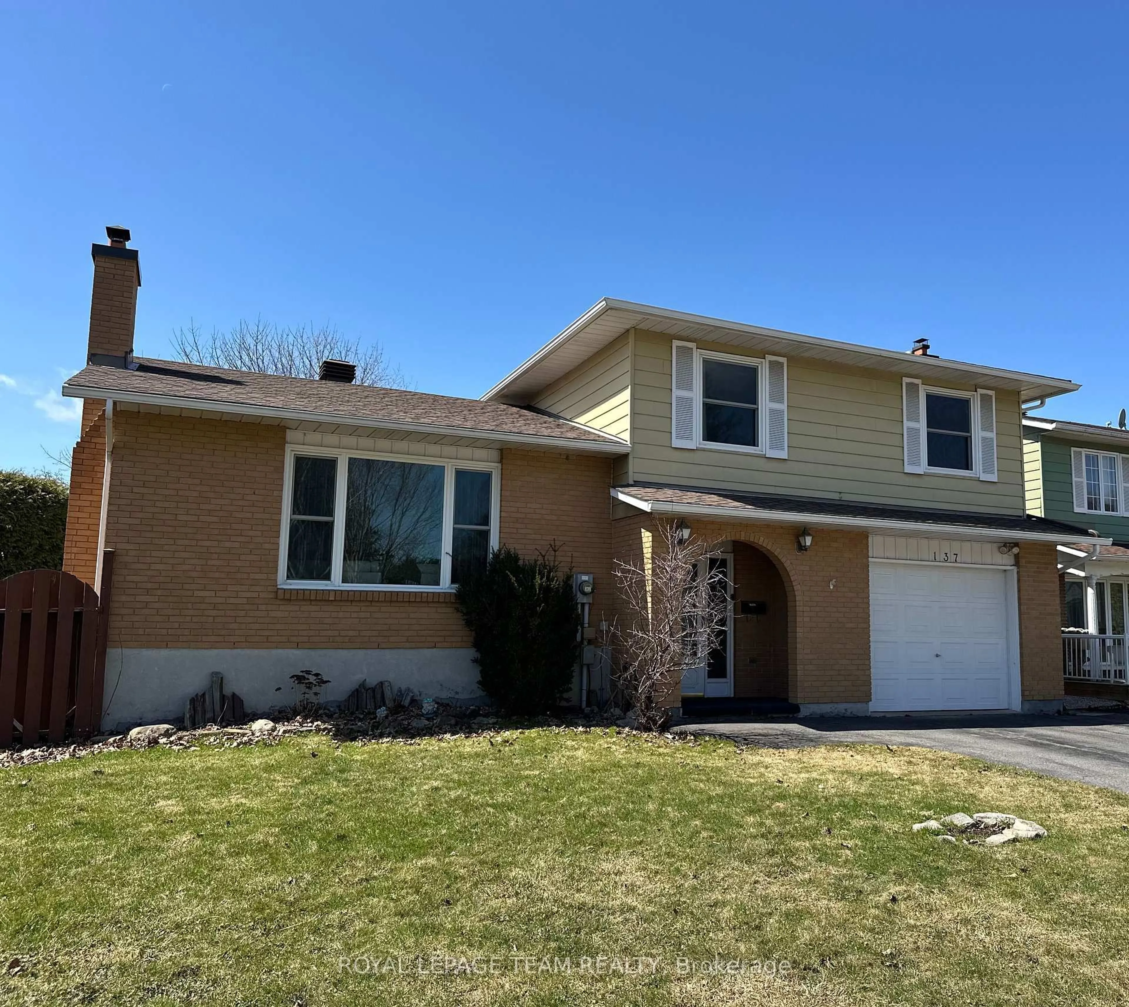 Home with vinyl exterior material, street for 137 Oriole Ave, Ottawa Ontario K2L 2G1