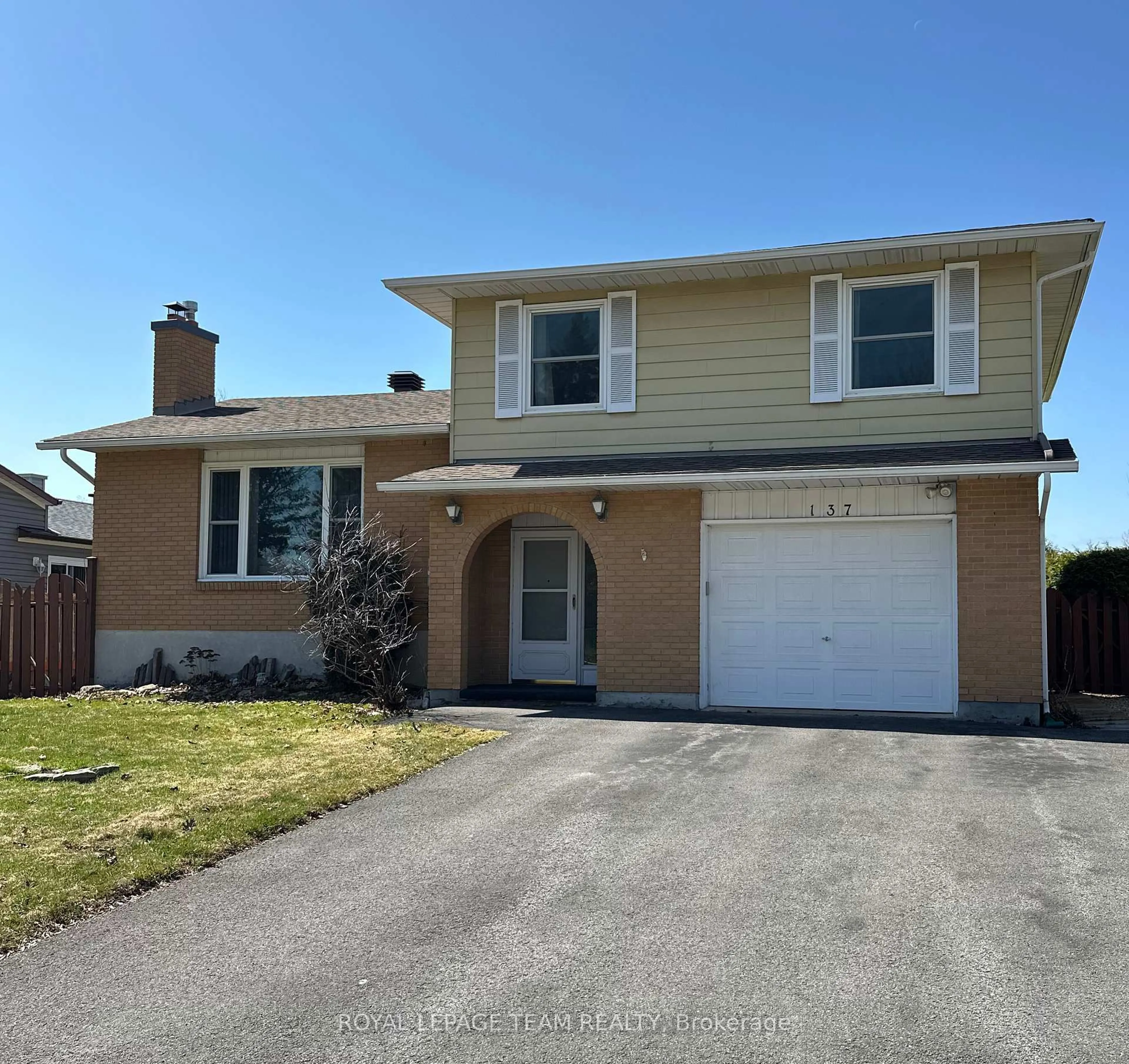 Home with vinyl exterior material, street for 137 Oriole Ave, Ottawa Ontario K2L 2G1