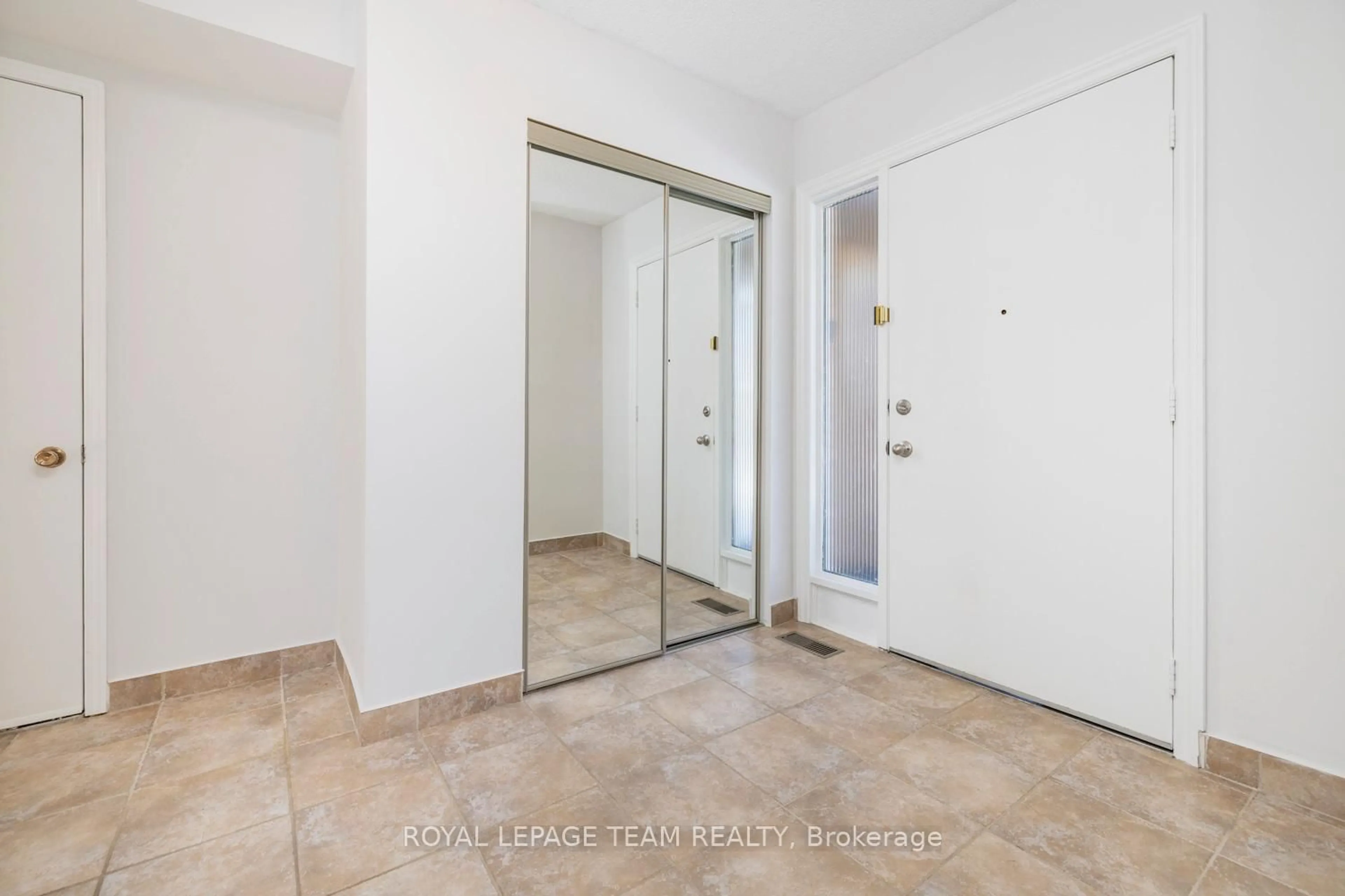Indoor entryway for 137 Oriole Ave, Ottawa Ontario K2L 2G1