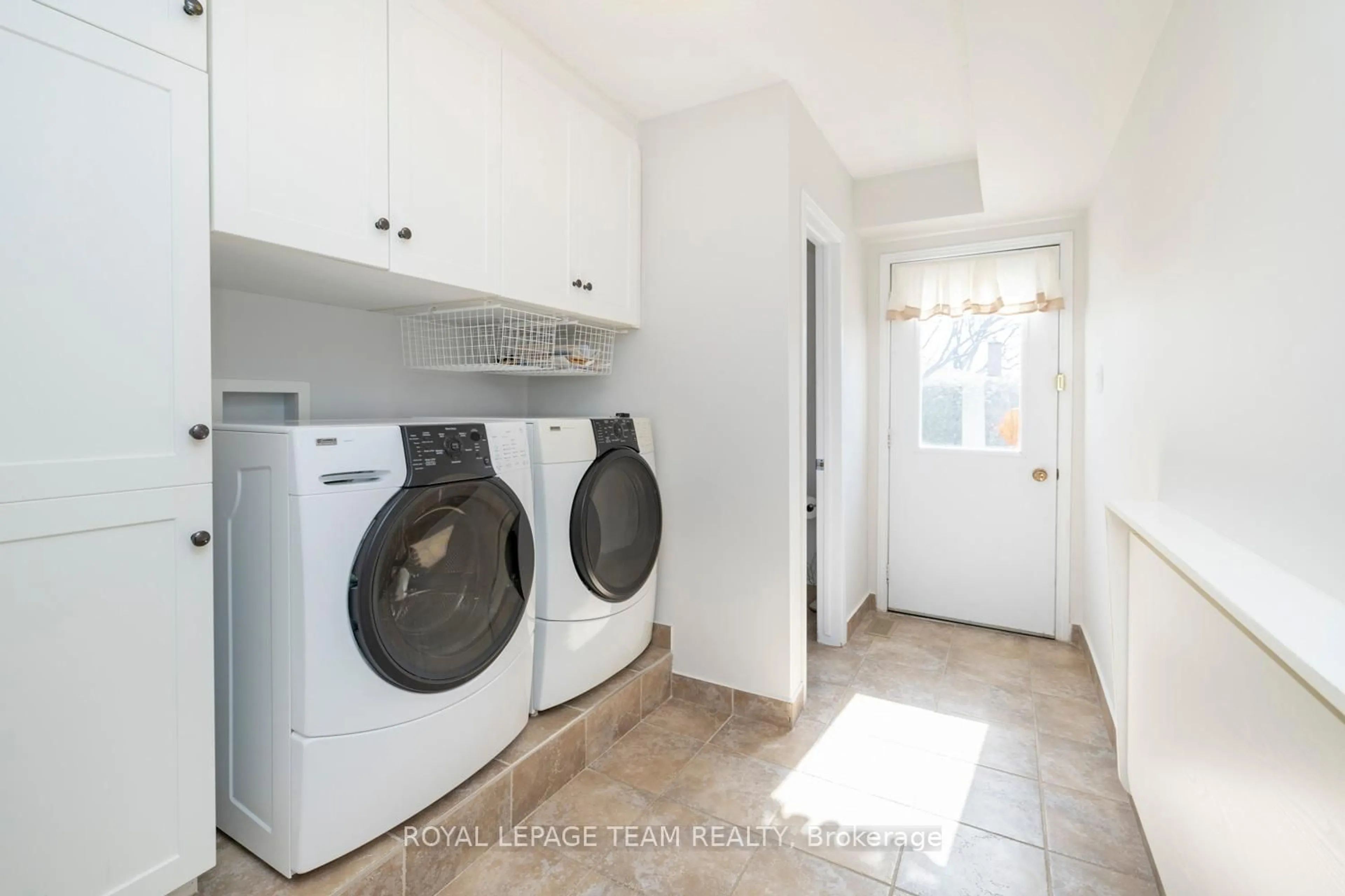 Laundry room for 137 Oriole Ave, Ottawa Ontario K2L 2G1