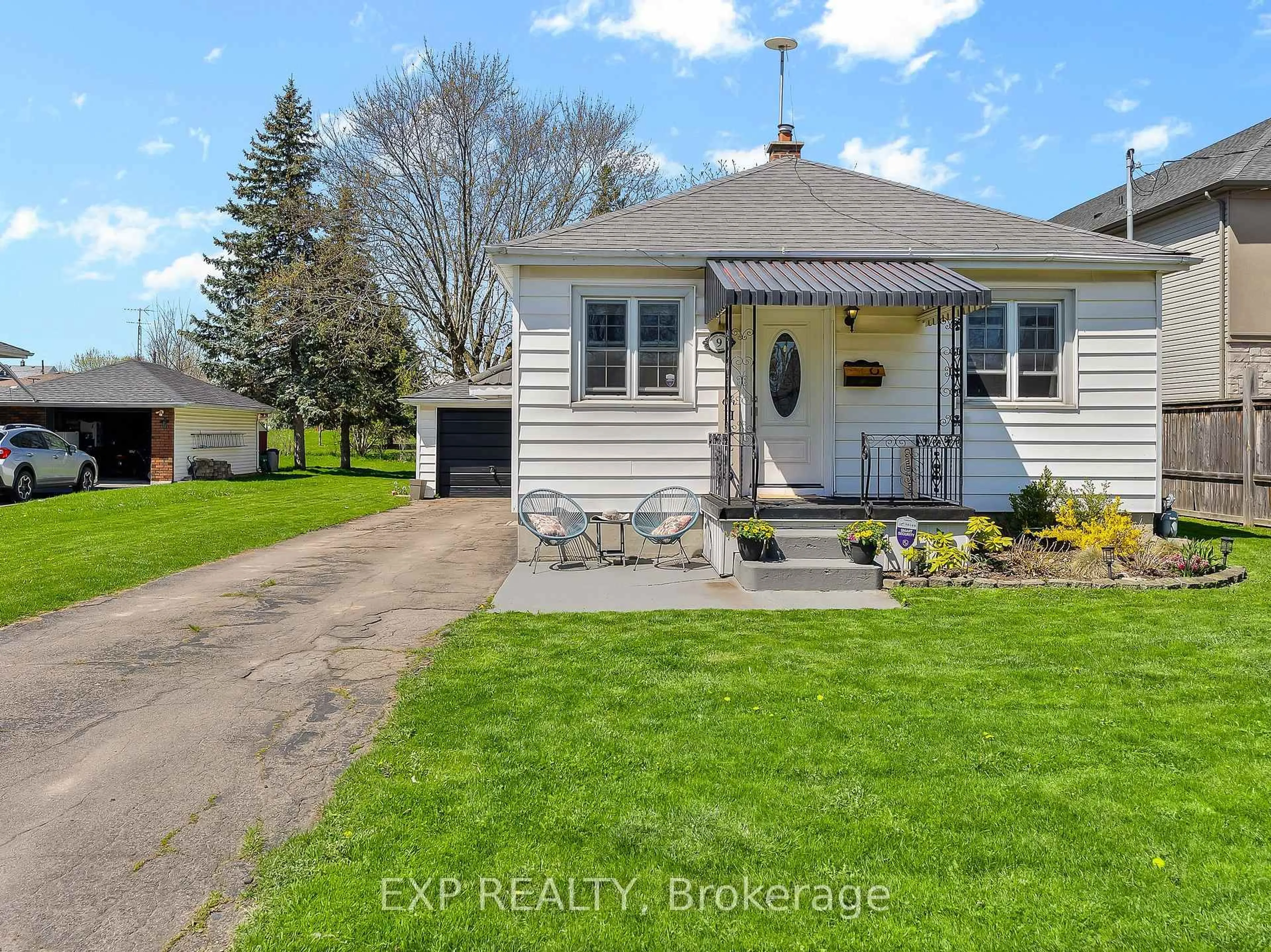 A pic from outside/outdoor area/front of a property/back of a property/a pic from drone, street for 9 Queen St, Thorold Ontario L2V 2P7
