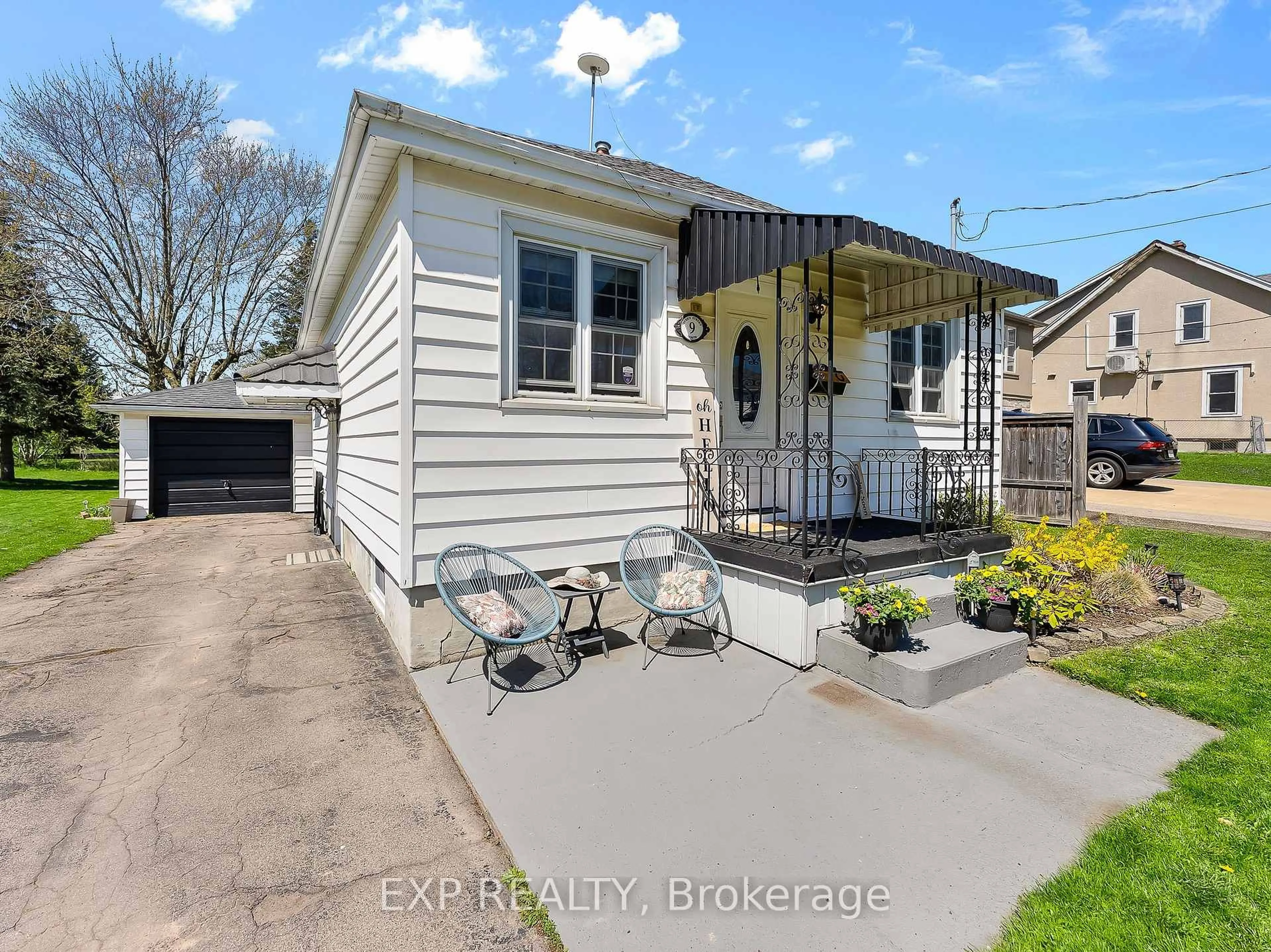 A pic from outside/outdoor area/front of a property/back of a property/a pic from drone, street for 9 Queen St, Thorold Ontario L2V 2P7