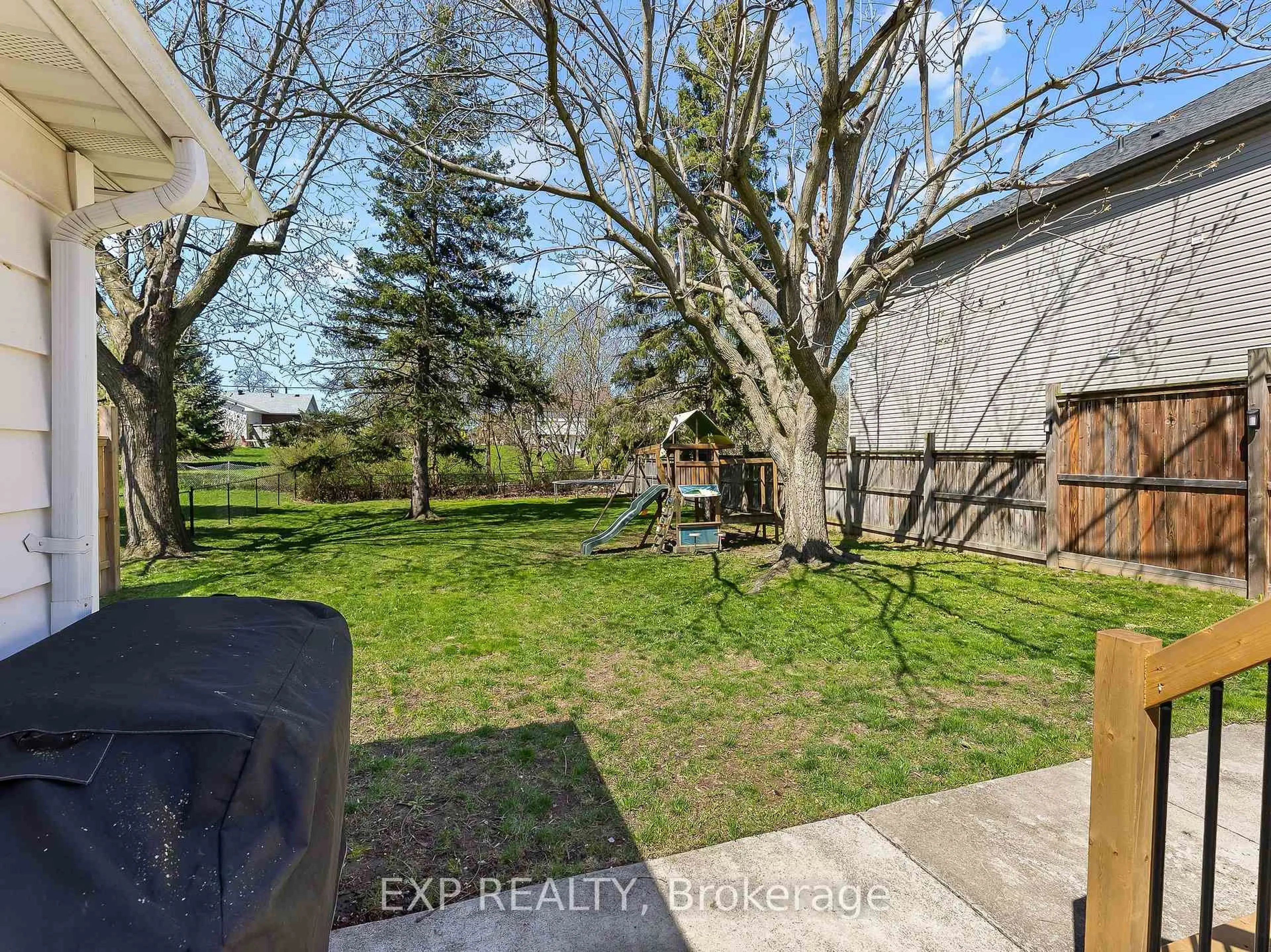 A pic from outside/outdoor area/front of a property/back of a property/a pic from drone, forest/trees view for 9 Queen St, Thorold Ontario L2V 2P7