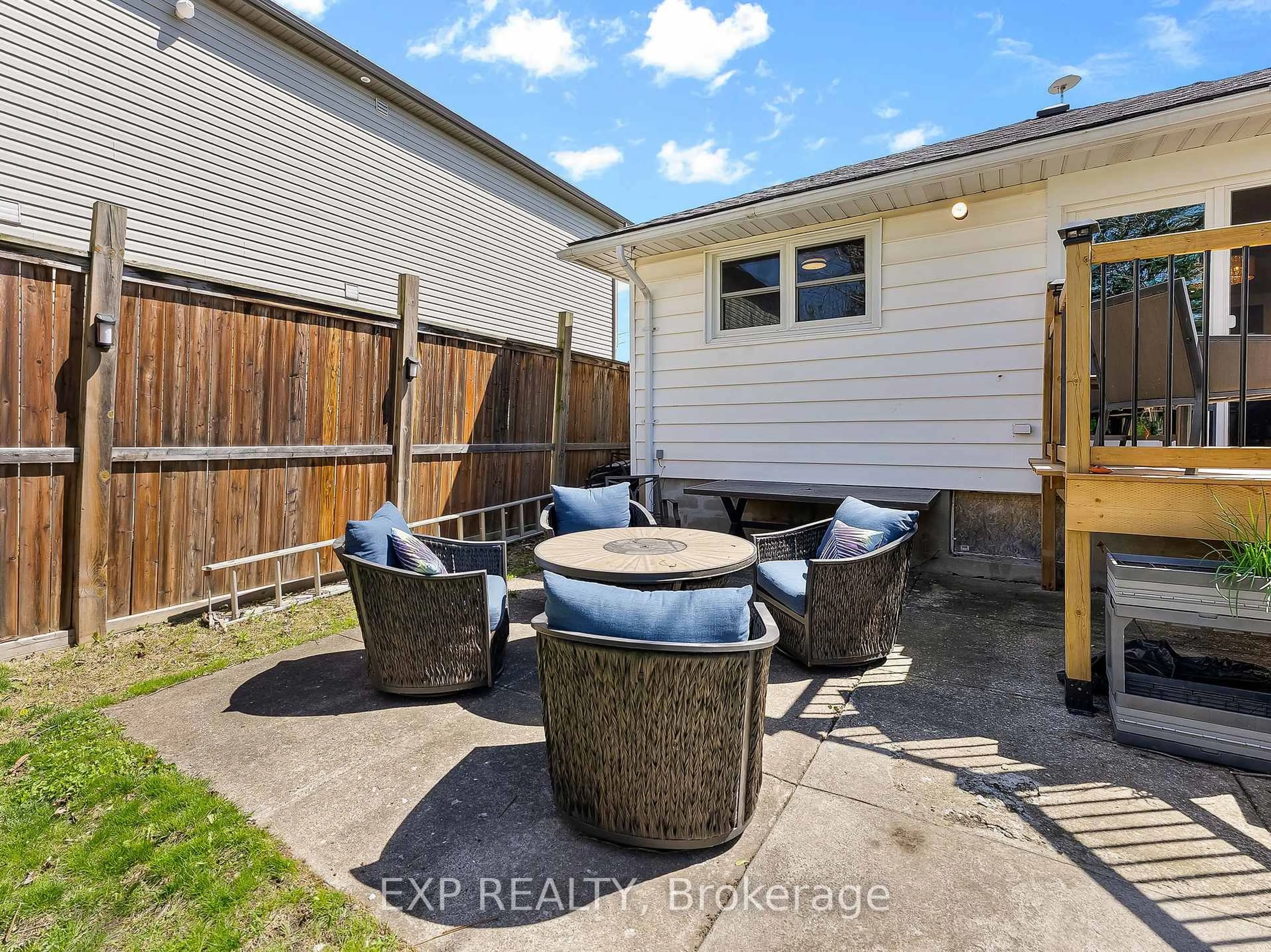 Patio, street for 9 Queen St, Thorold Ontario L2V 2P7