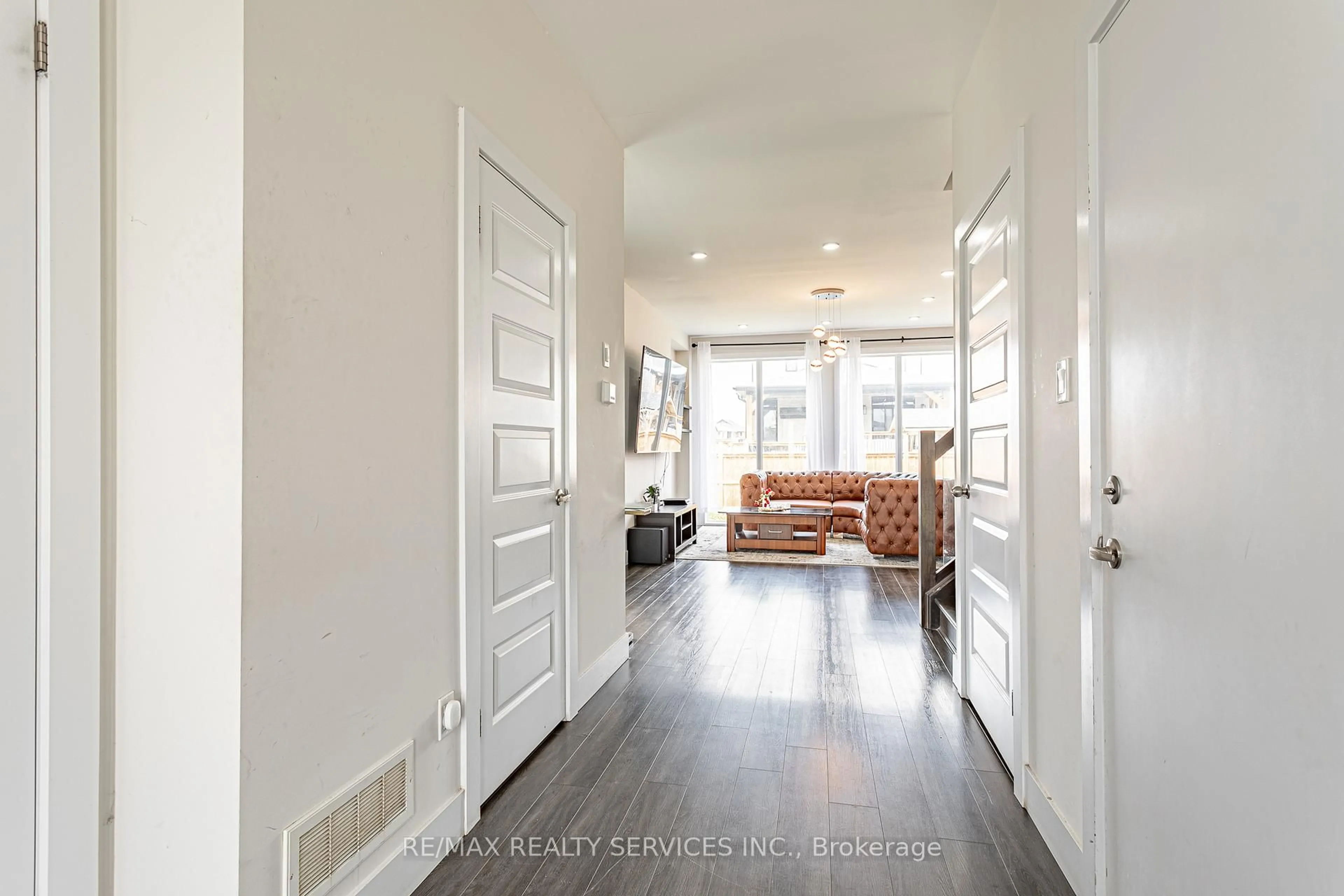 Indoor entryway for 2227 Evans Blvd, London South Ontario N6M 0H7
