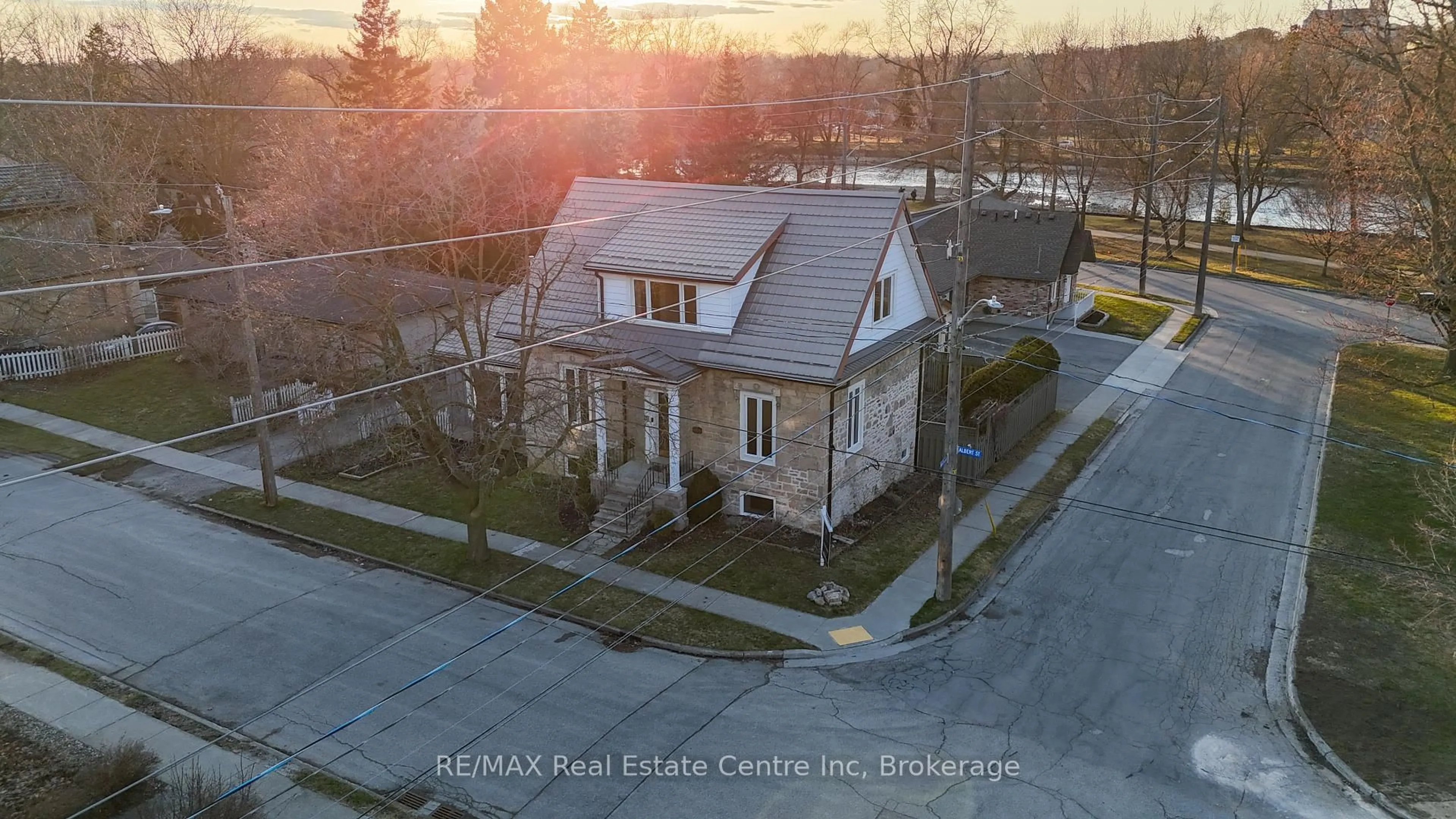 A pic from outside/outdoor area/front of a property/back of a property/a pic from drone, street for 49 Albert St, Guelph Ontario N1G 1C7