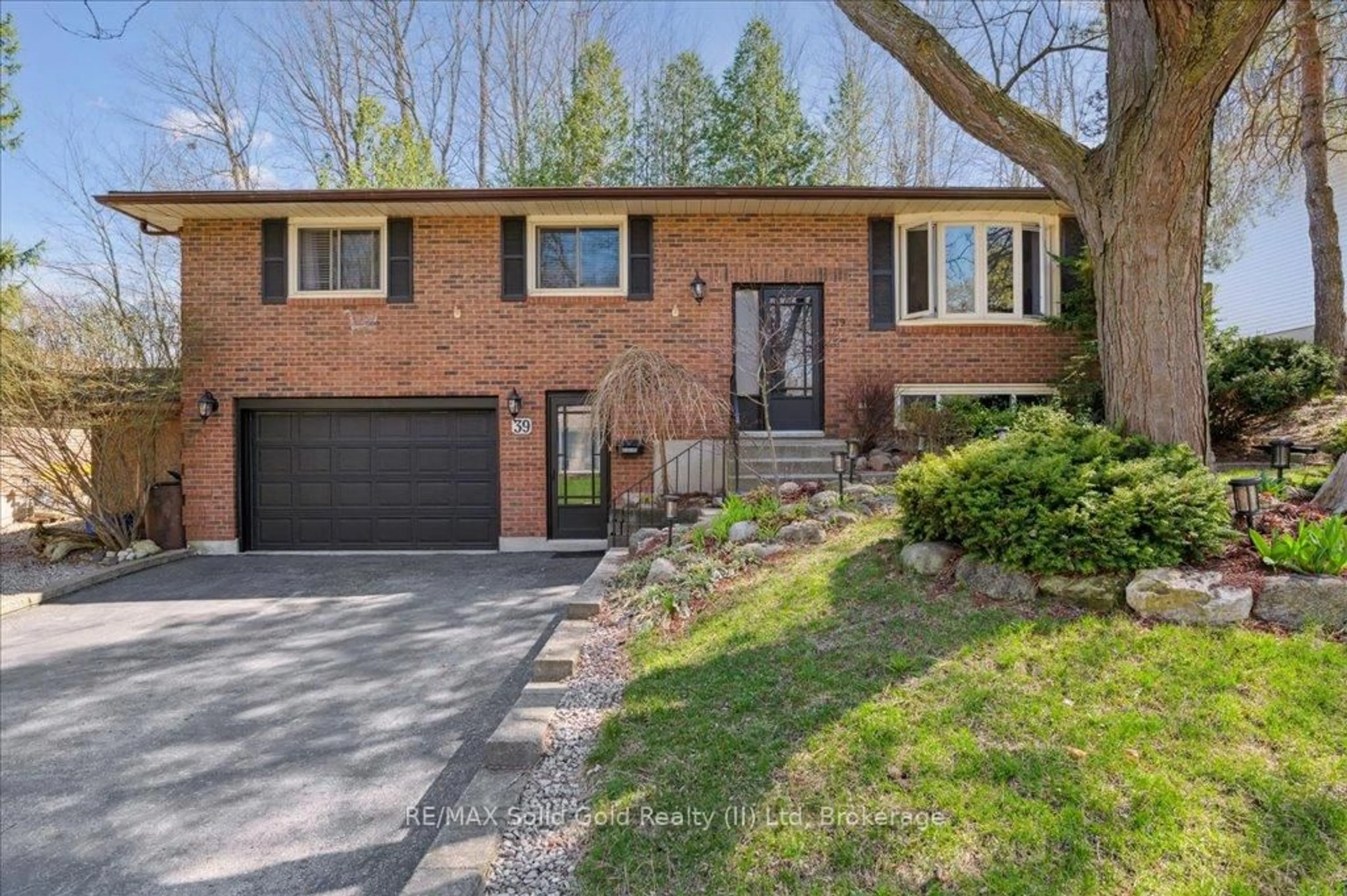 Home with brick exterior material, street for 39 Gordon St, Cambridge Ontario N1S 4K7