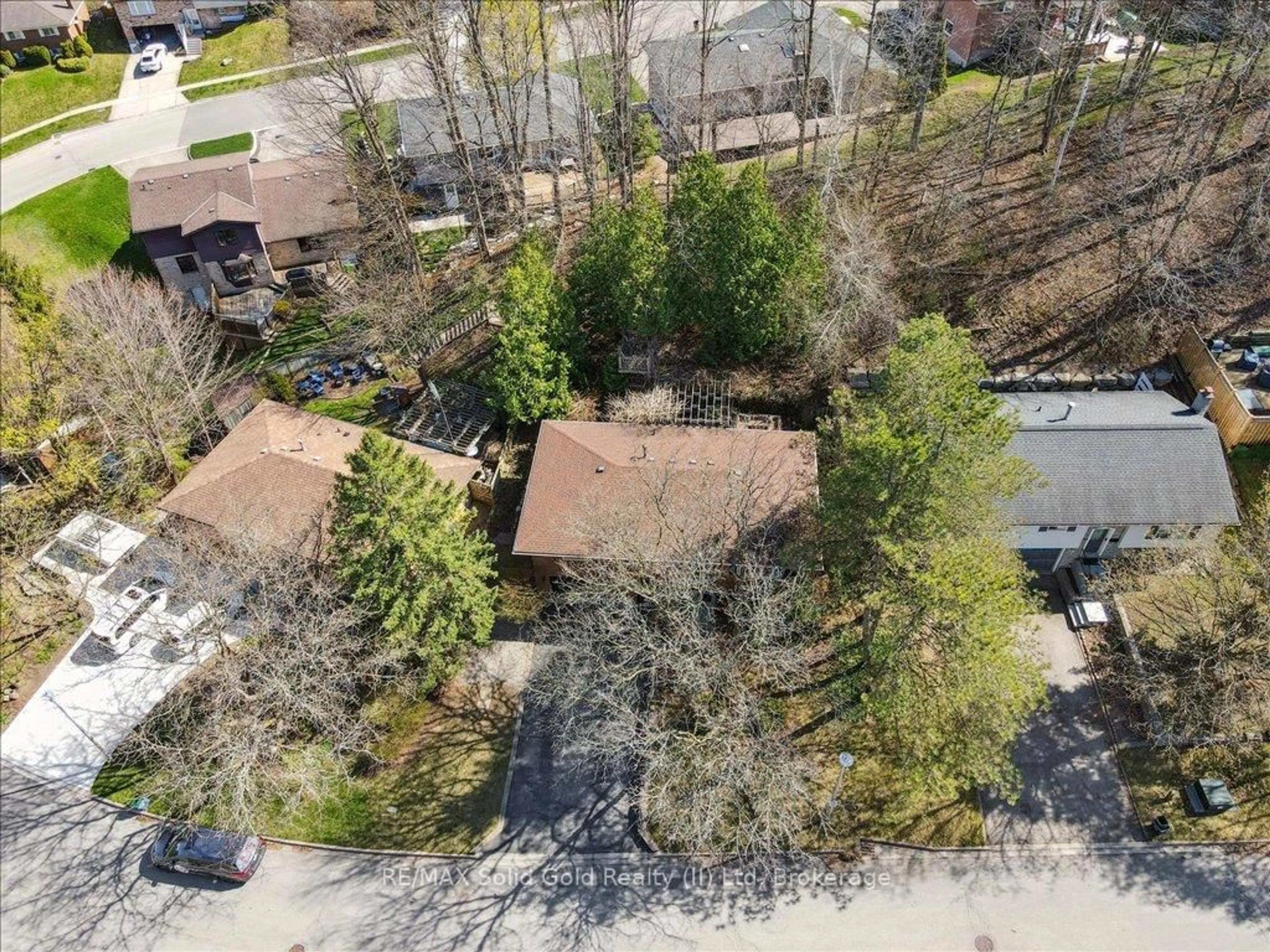A pic from outside/outdoor area/front of a property/back of a property/a pic from drone, street for 39 Gordon St, Cambridge Ontario N1S 4K7
