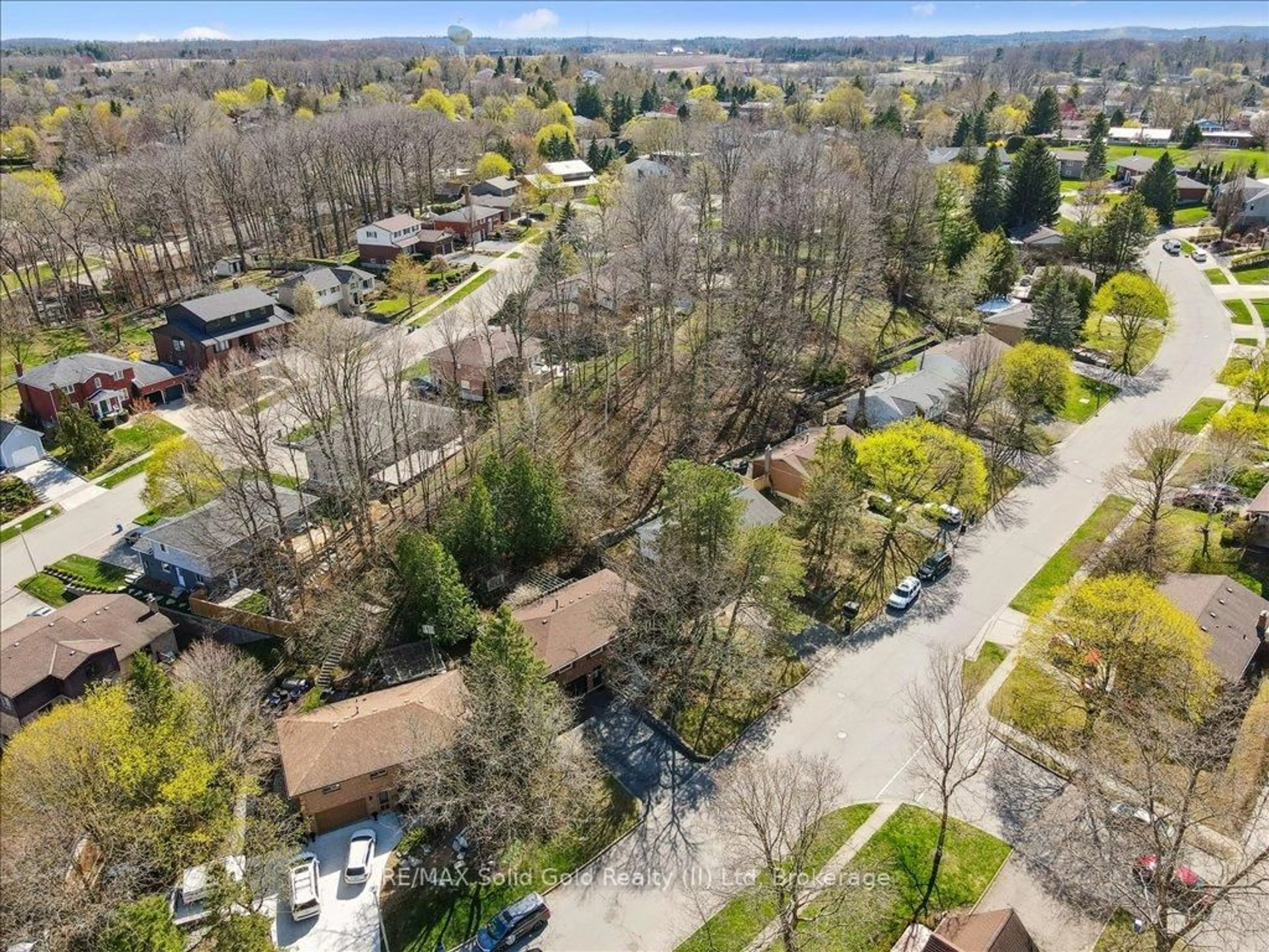 A pic from outside/outdoor area/front of a property/back of a property/a pic from drone, street for 39 Gordon St, Cambridge Ontario N1S 4K7