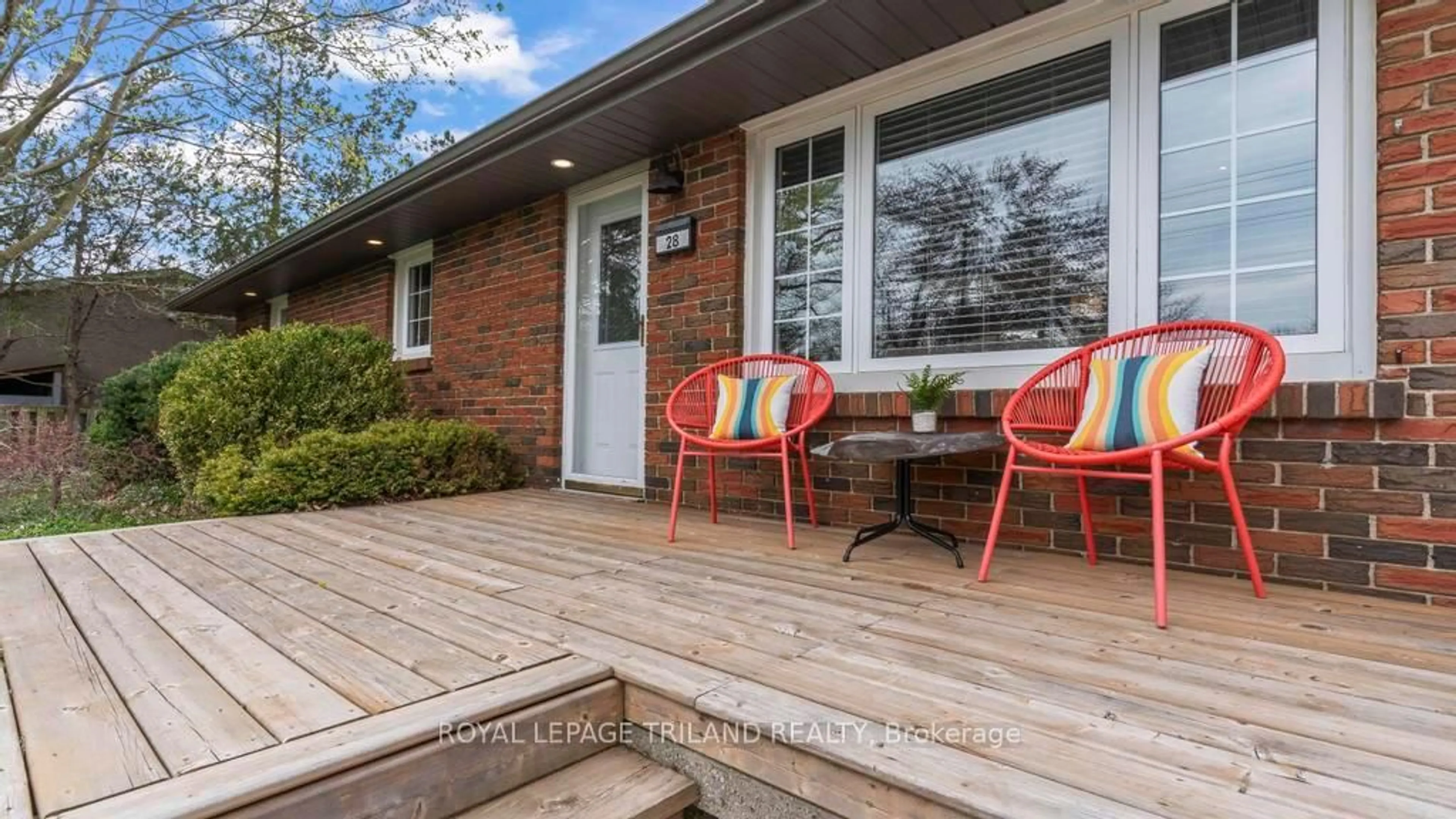Patio, street for 28 SOUTH EDGEWARE Rd, St. Thomas Ontario N5P 2H3