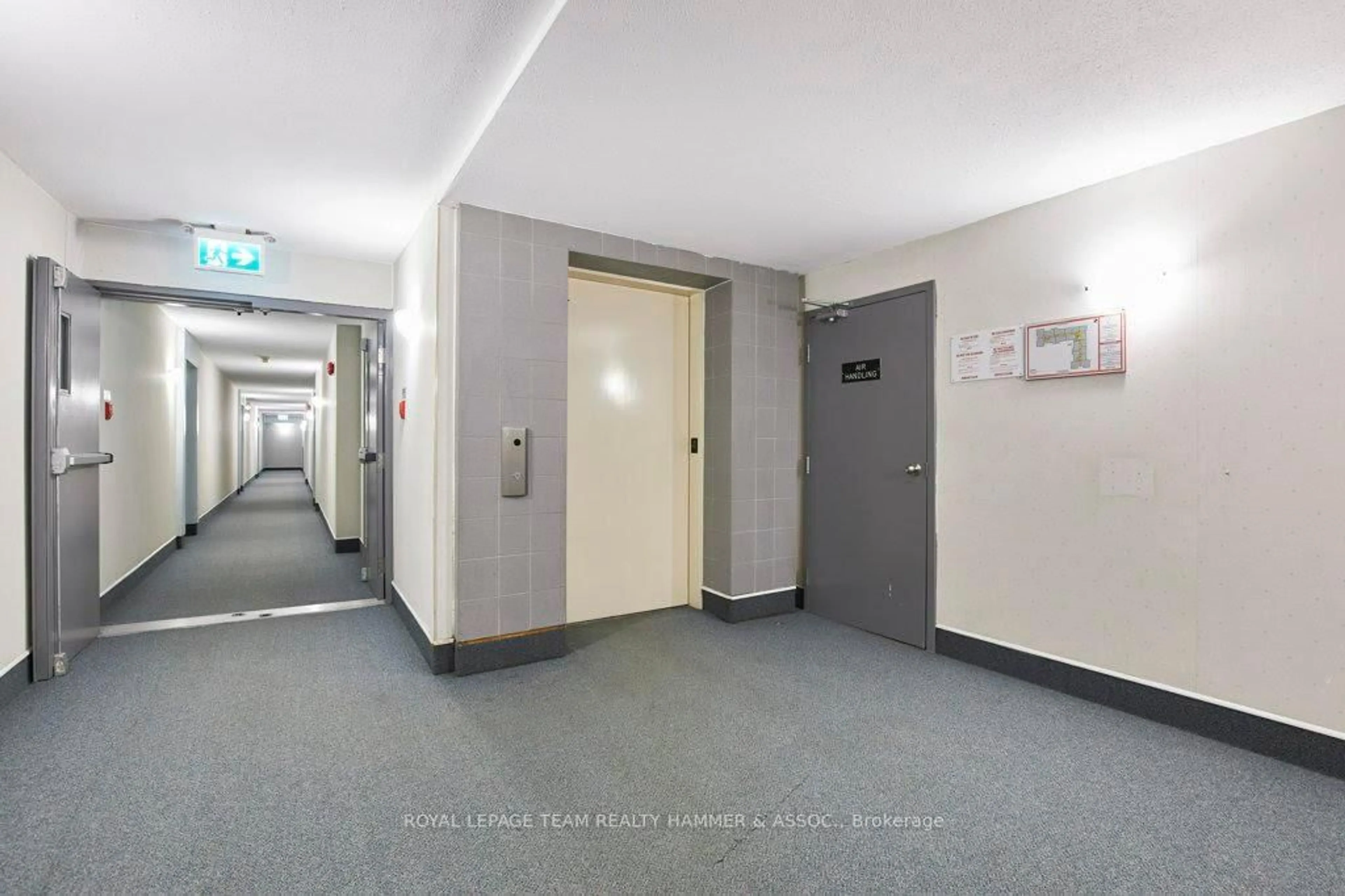 Indoor foyer for 214 Viewmount Dr #417, Ottawa Ontario K2E 7X2