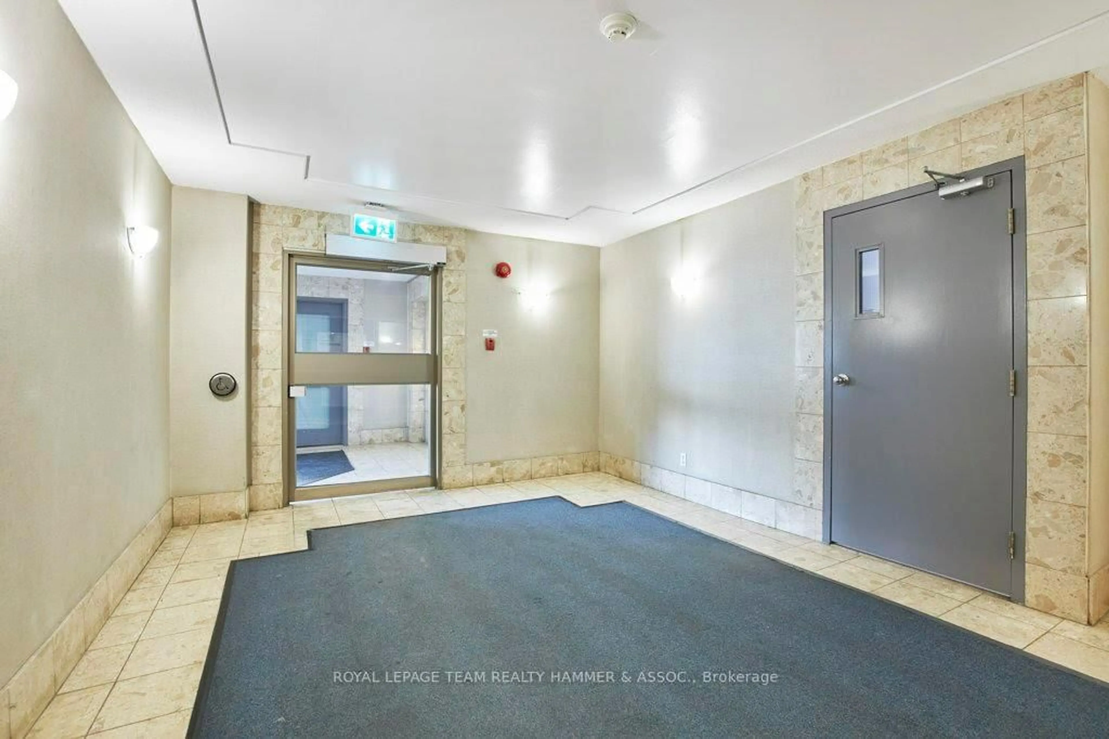 Indoor foyer for 214 Viewmount Dr #417, Ottawa Ontario K2E 7X2