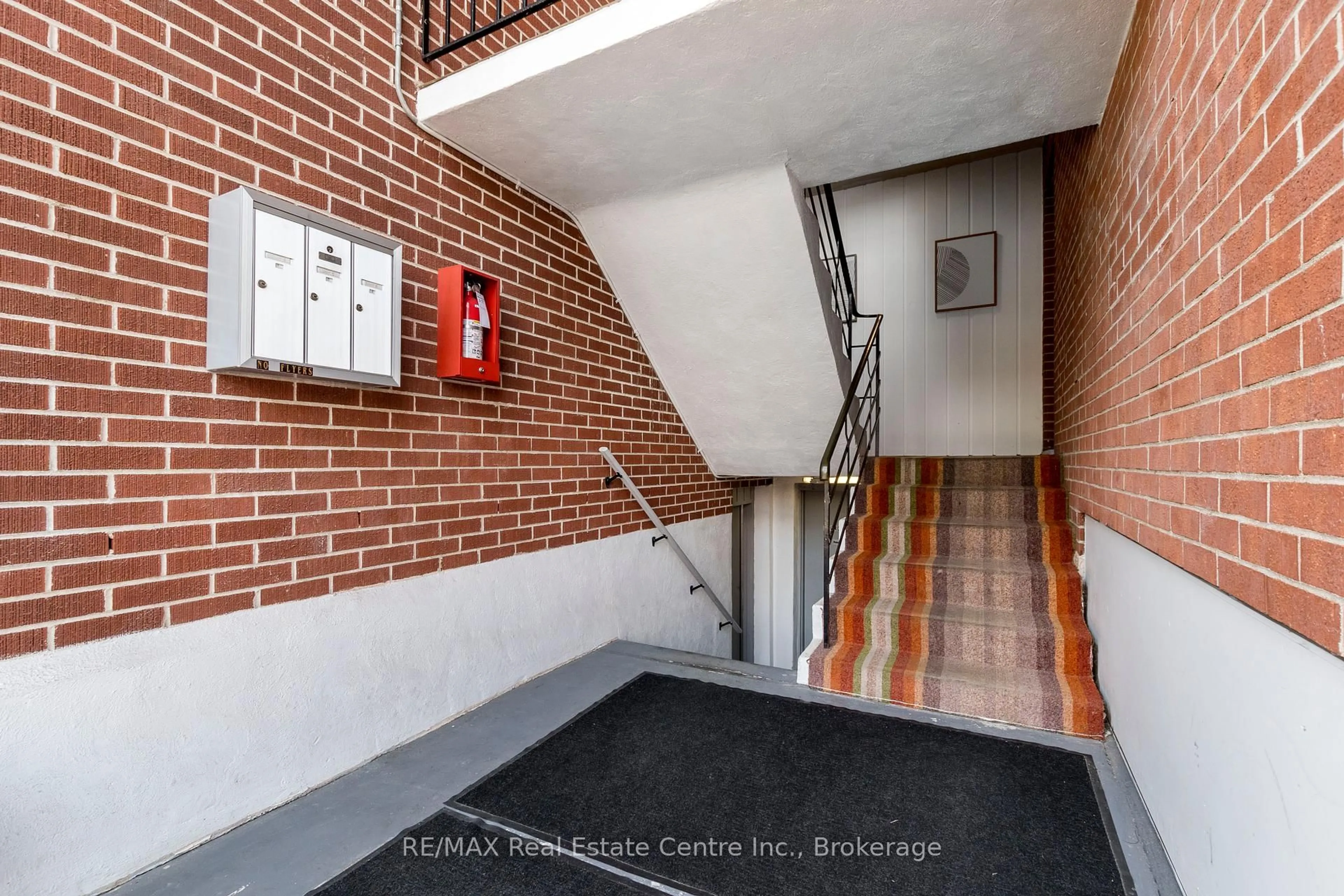 Indoor foyer for 43 6 Ave, Kitchener Ontario N2C 1P9