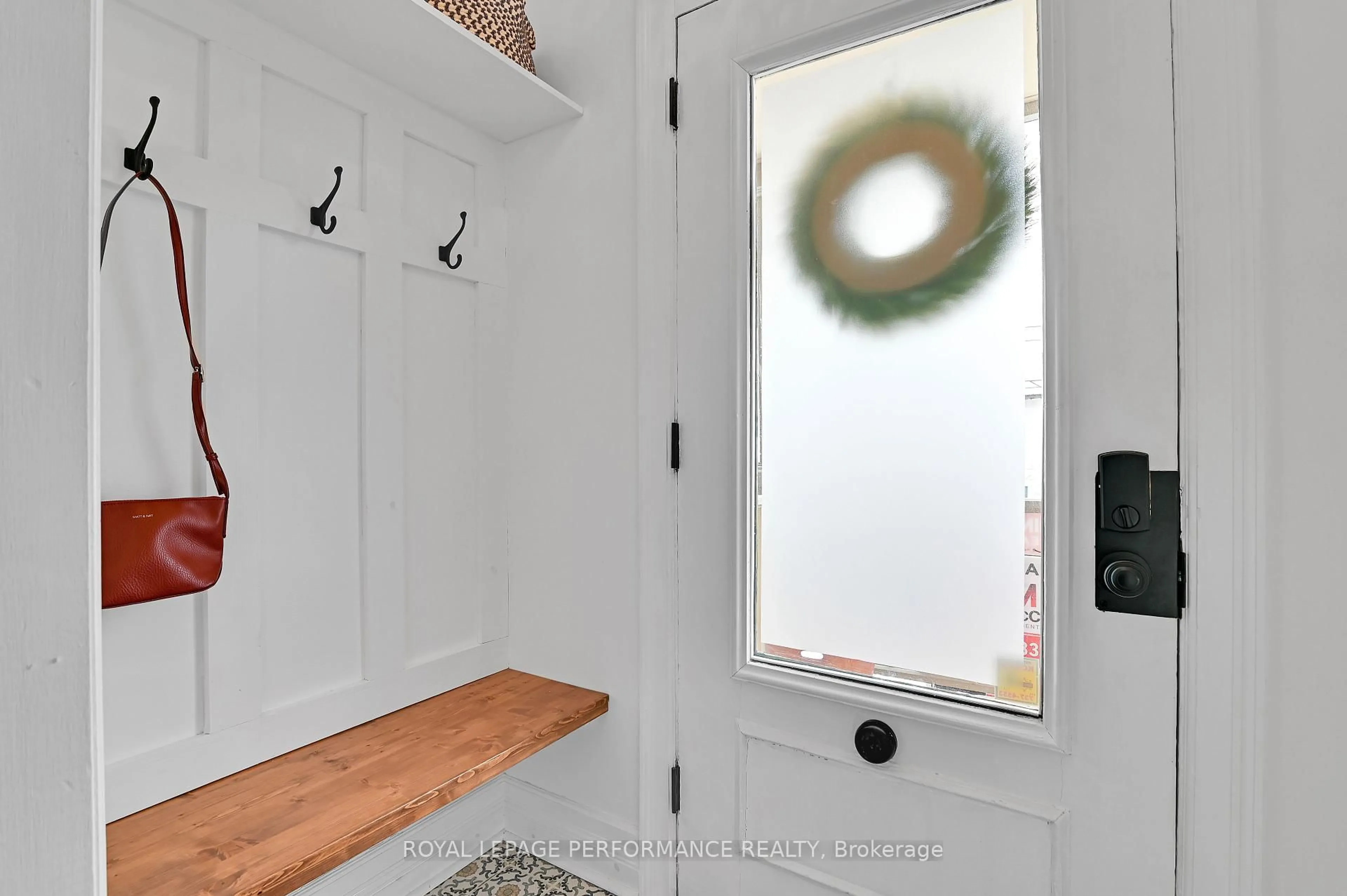 Indoor entryway for 194 Charlotte St, Ottawa Ontario K1N 8K9