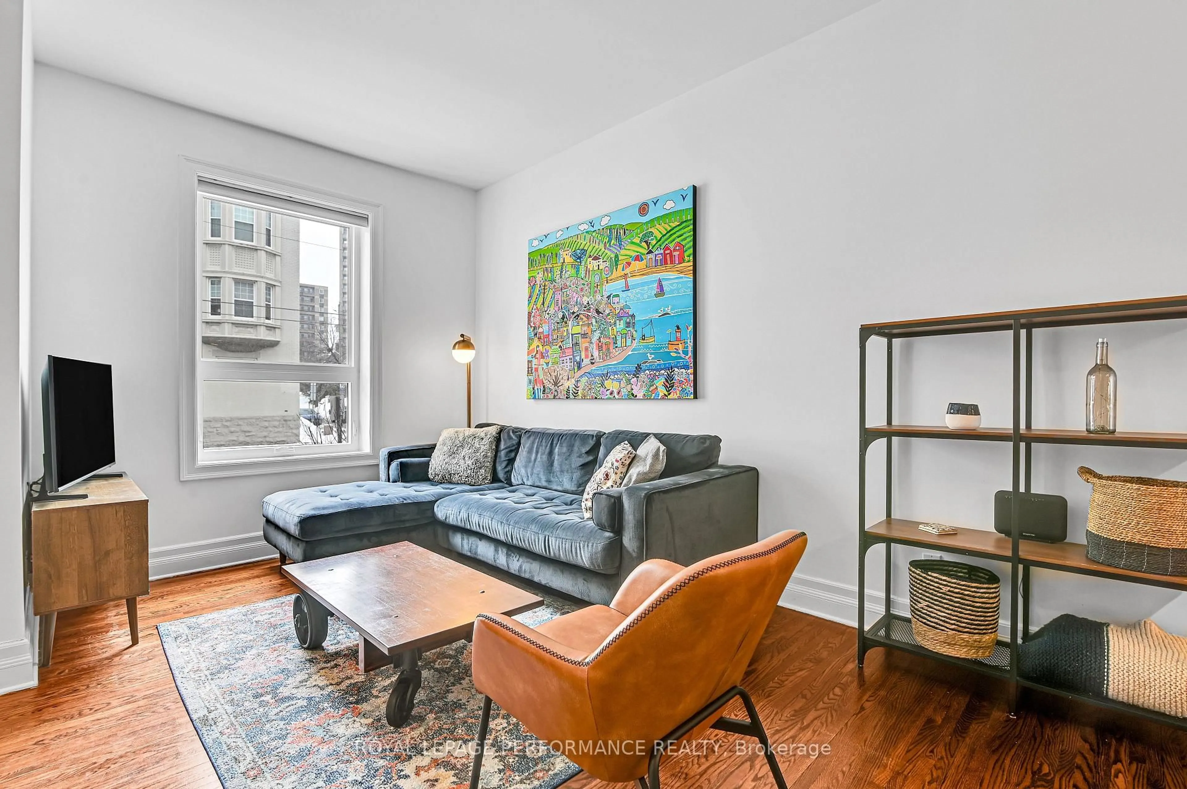 Living room with furniture, unknown for 194 Charlotte St, Ottawa Ontario K1N 8K9