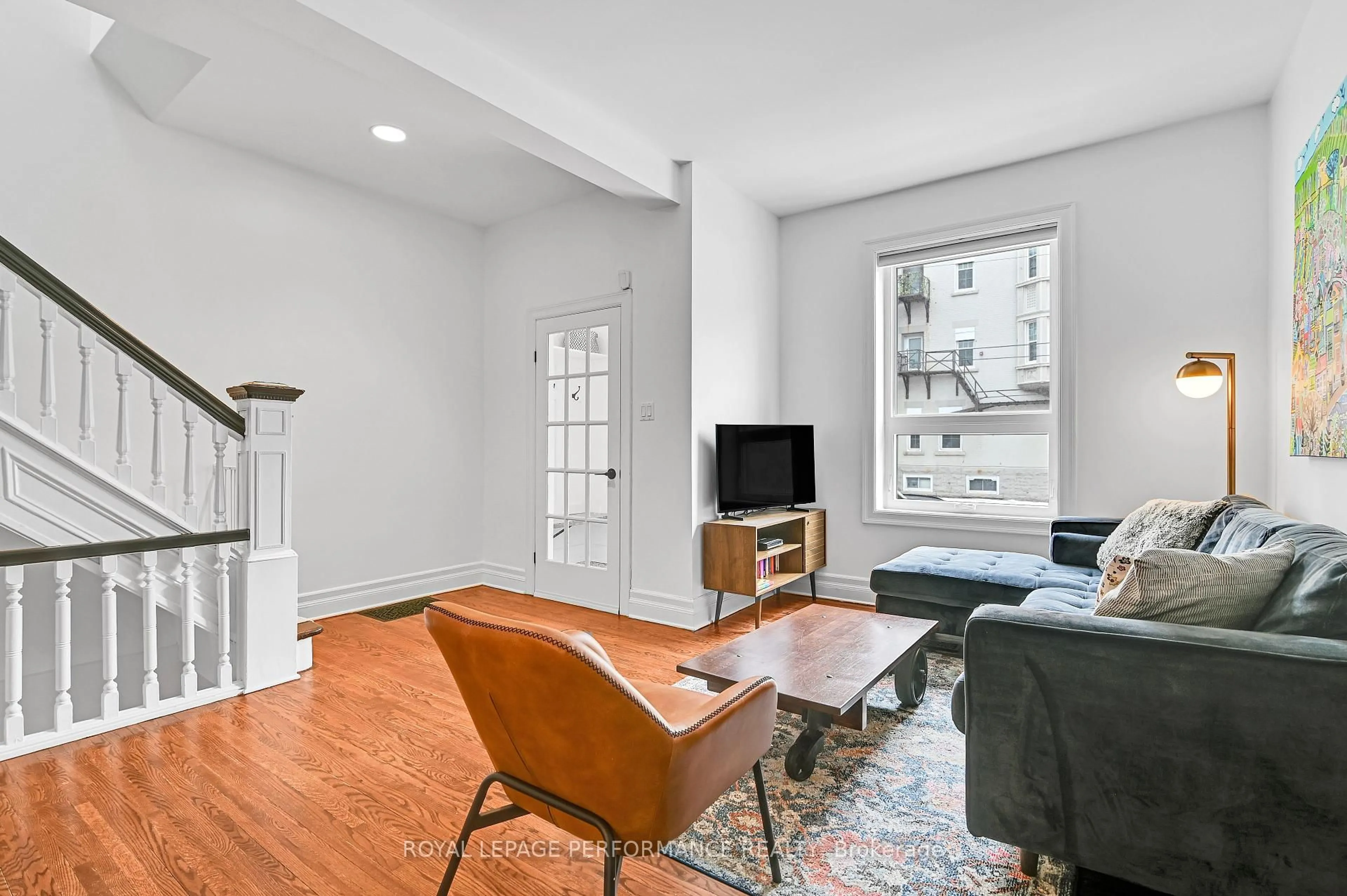 Living room with furniture, unknown for 194 Charlotte St, Ottawa Ontario K1N 8K9