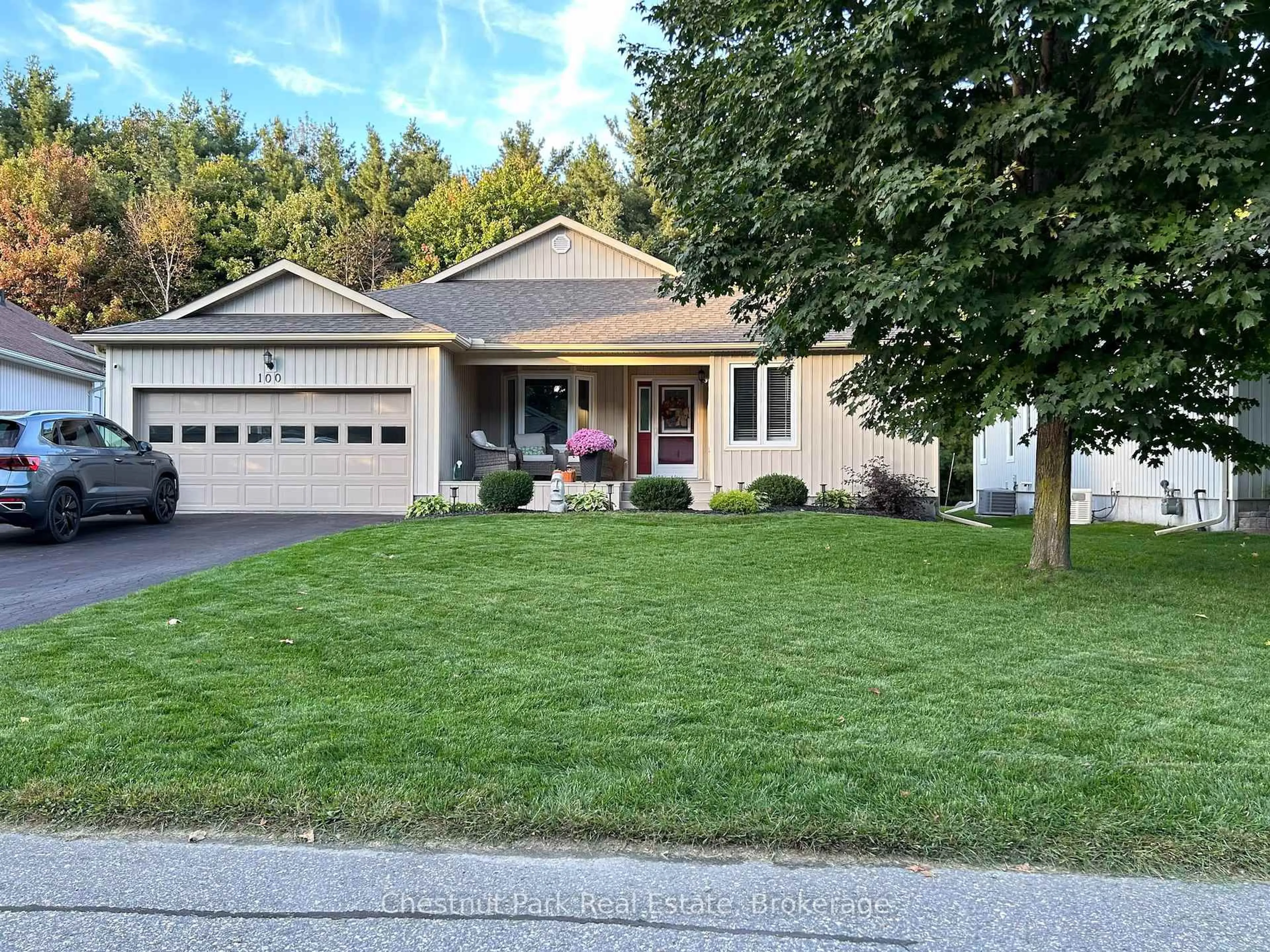 Home with vinyl exterior material, street for 100 Hedgewood Lane, Gravenhurst Ontario P1P 1Z4