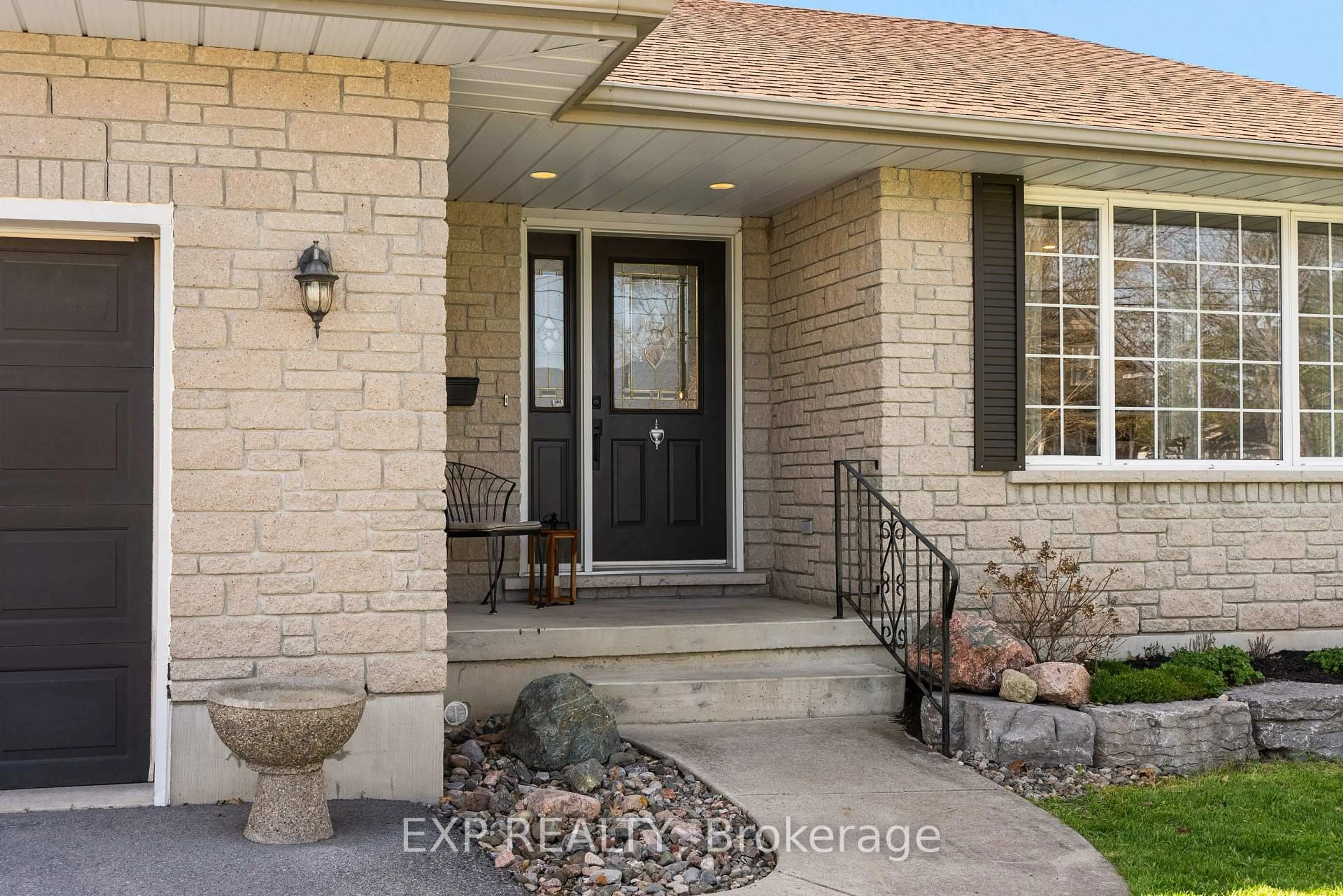 Indoor entryway for 253 Thomas St, Greater Napanee Ontario K7R 2H2