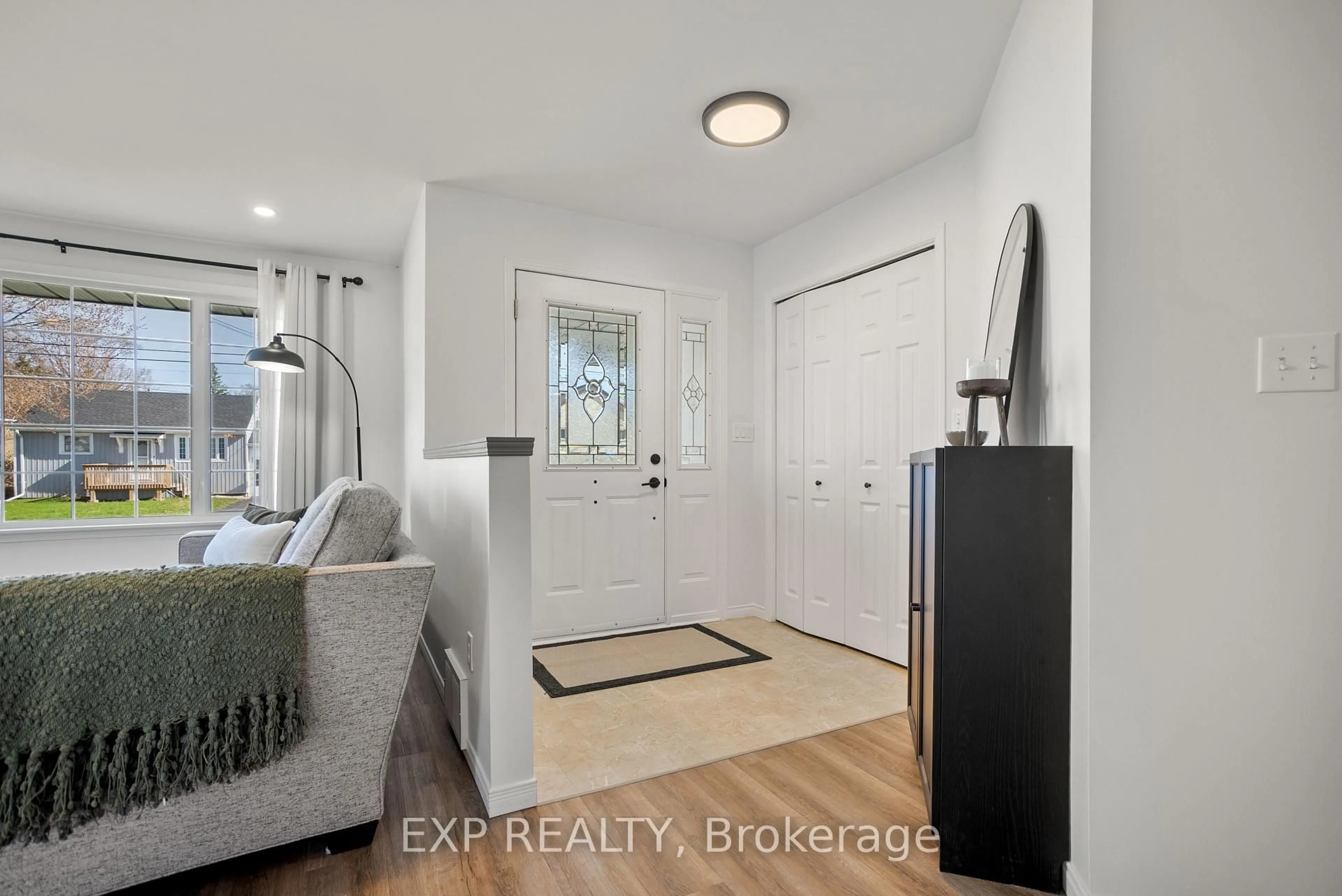 Indoor entryway for 253 Thomas St, Greater Napanee Ontario K7R 2H2