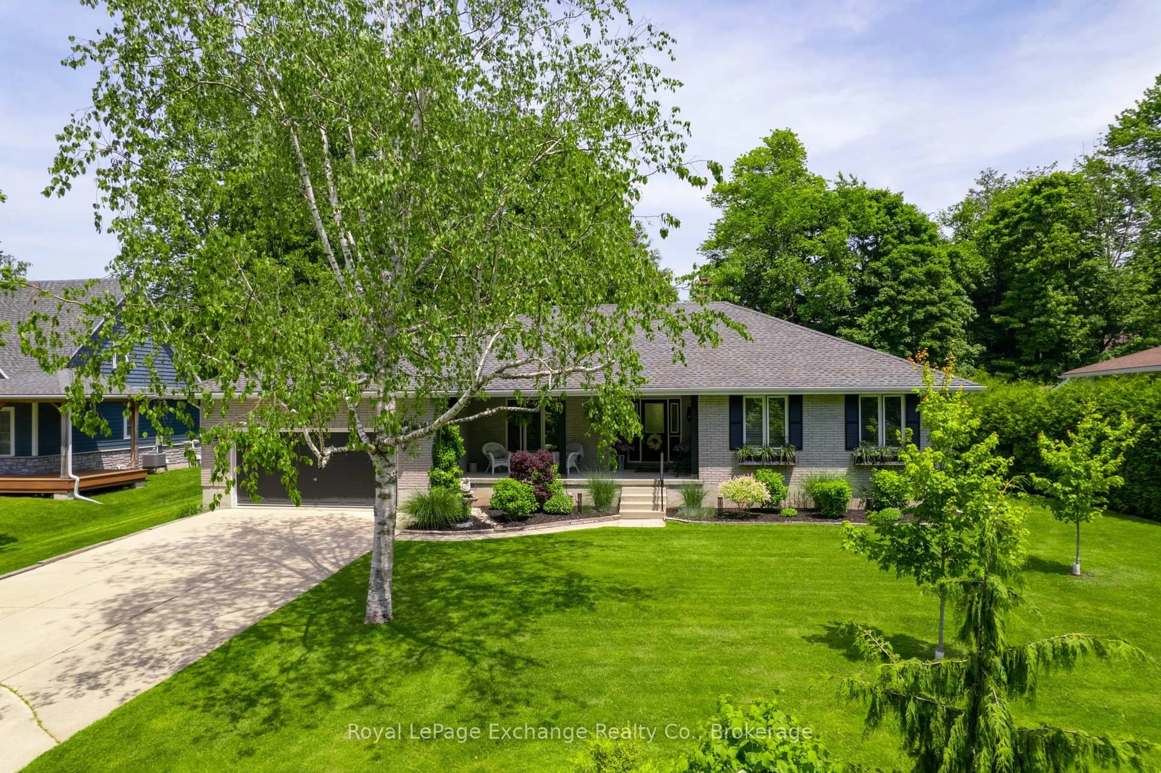 A pic from outside/outdoor area/front of a property/back of a property/a pic from drone, street for 906 TANGLEWOOD Dr, Huron-Kinloss Ontario N2Z 2X3