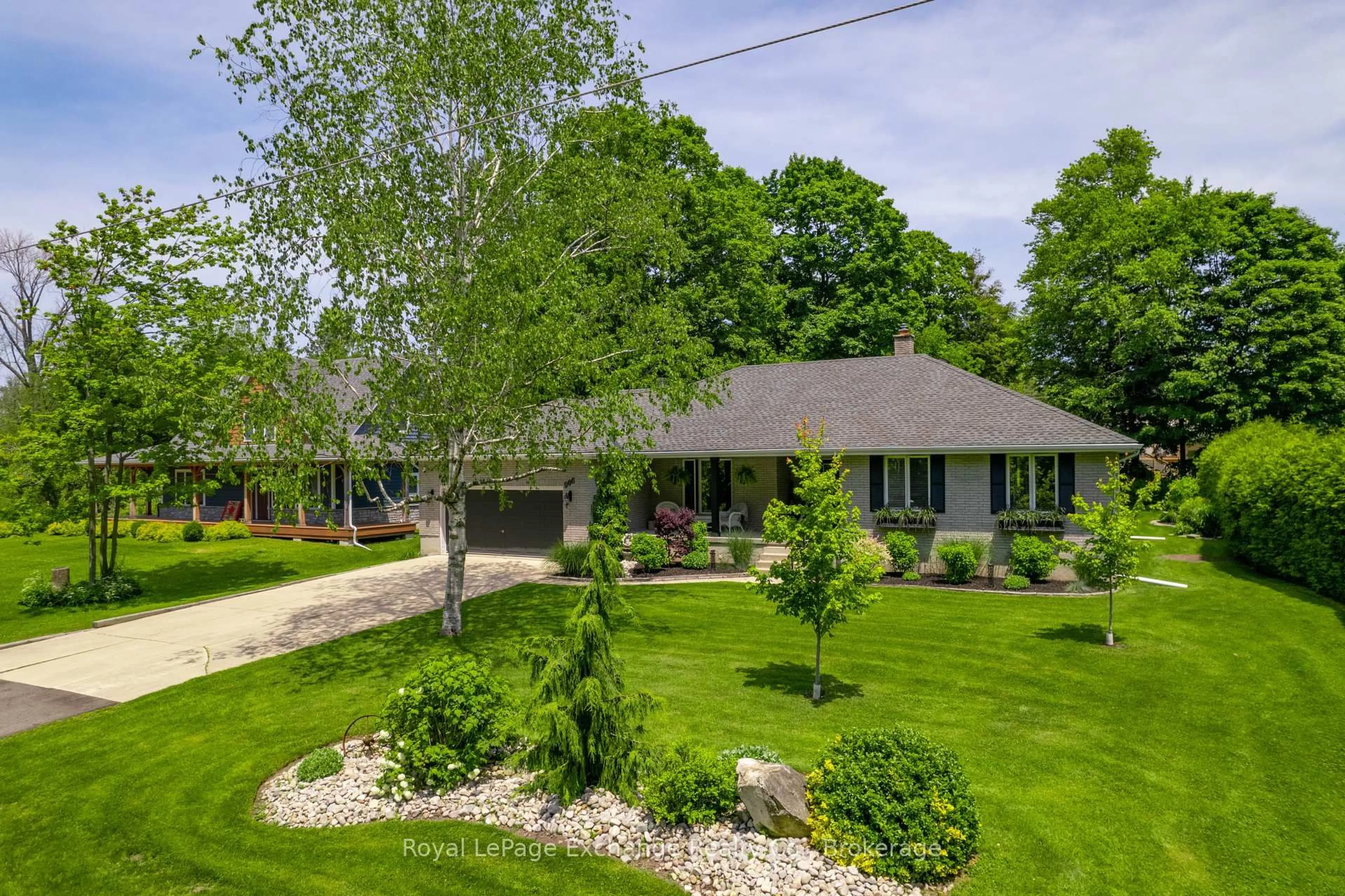 A pic from outside/outdoor area/front of a property/back of a property/a pic from drone, street for 906 TANGLEWOOD Dr, Huron-Kinloss Ontario N2Z 2X3