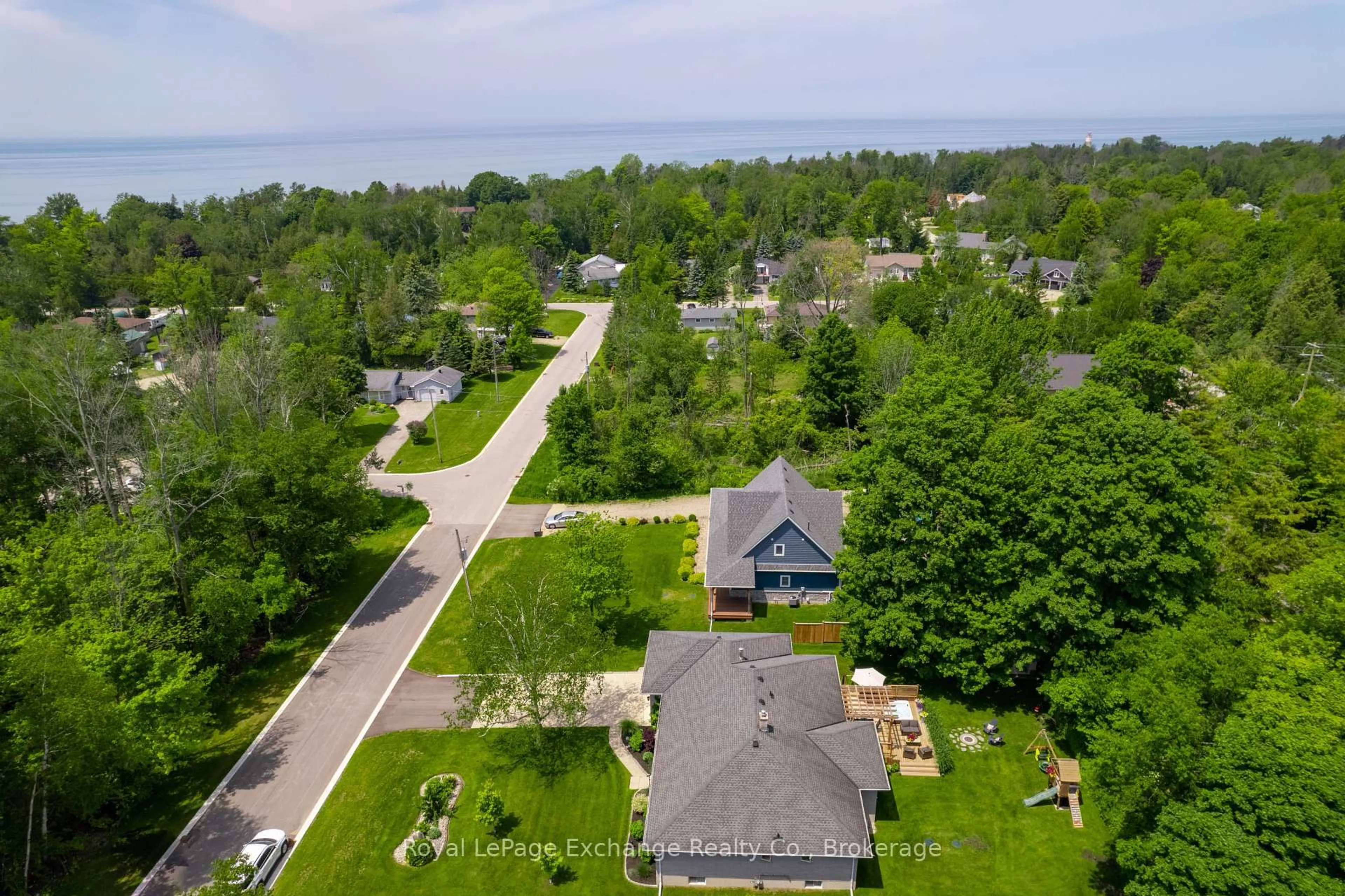 A pic from outside/outdoor area/front of a property/back of a property/a pic from drone, water/lake/river/ocean view for 906 TANGLEWOOD Dr, Huron-Kinloss Ontario N2Z 2X3