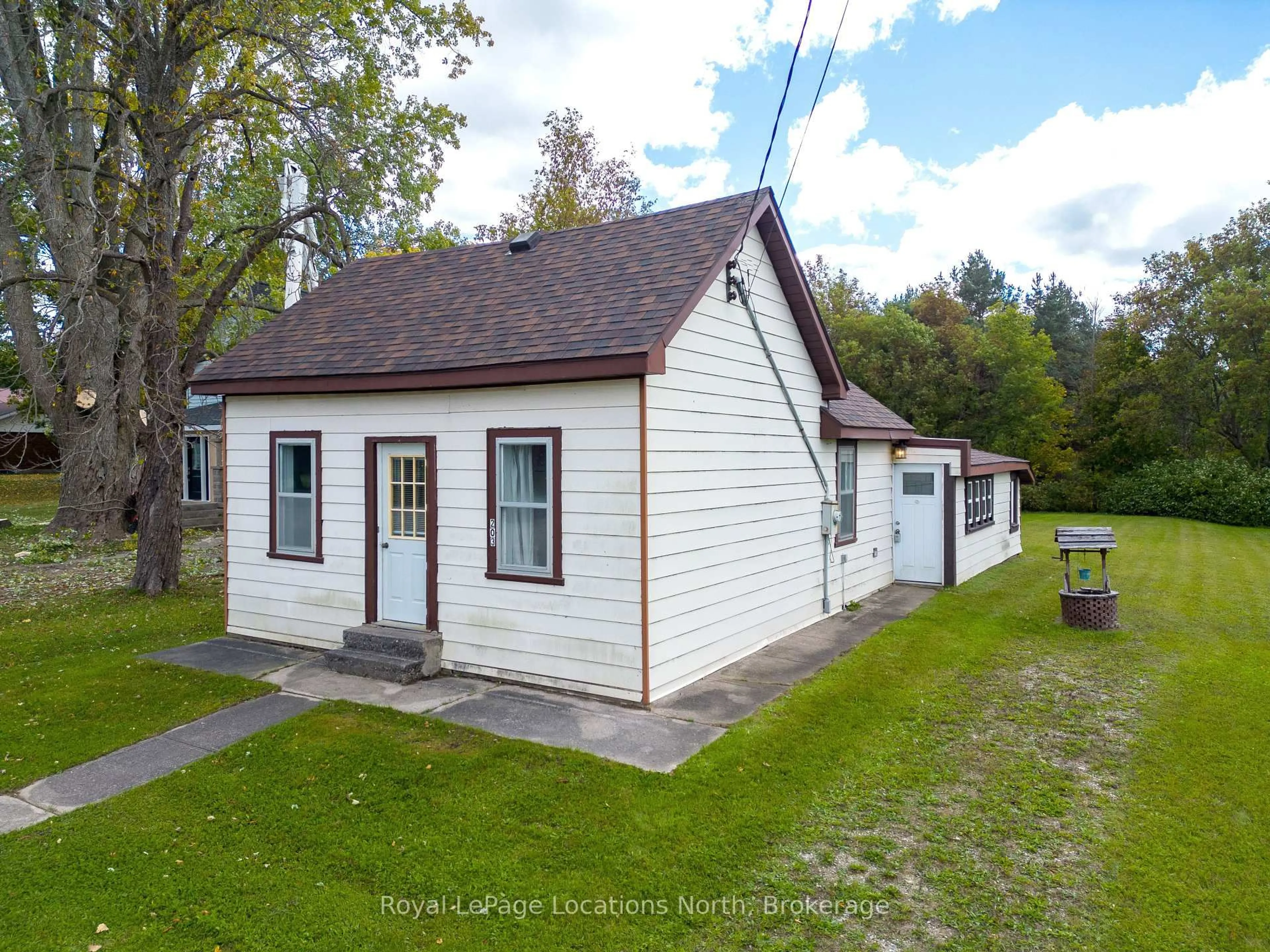 A pic from outside/outdoor area/front of a property/back of a property/a pic from drone, street for 203 Queen St, South Bruce Peninsula Ontario N0H 1P0