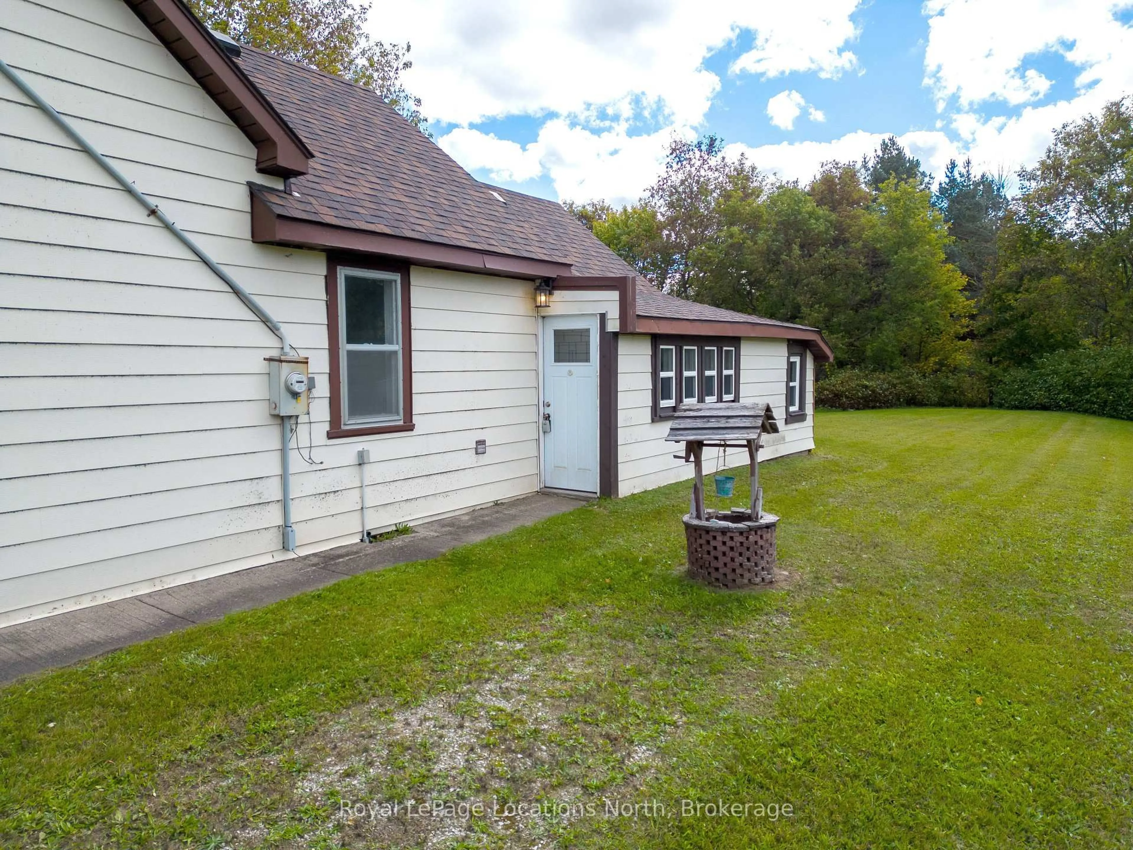 A pic from outside/outdoor area/front of a property/back of a property/a pic from drone, unknown for 203 Queen St, South Bruce Peninsula Ontario N0H 1P0