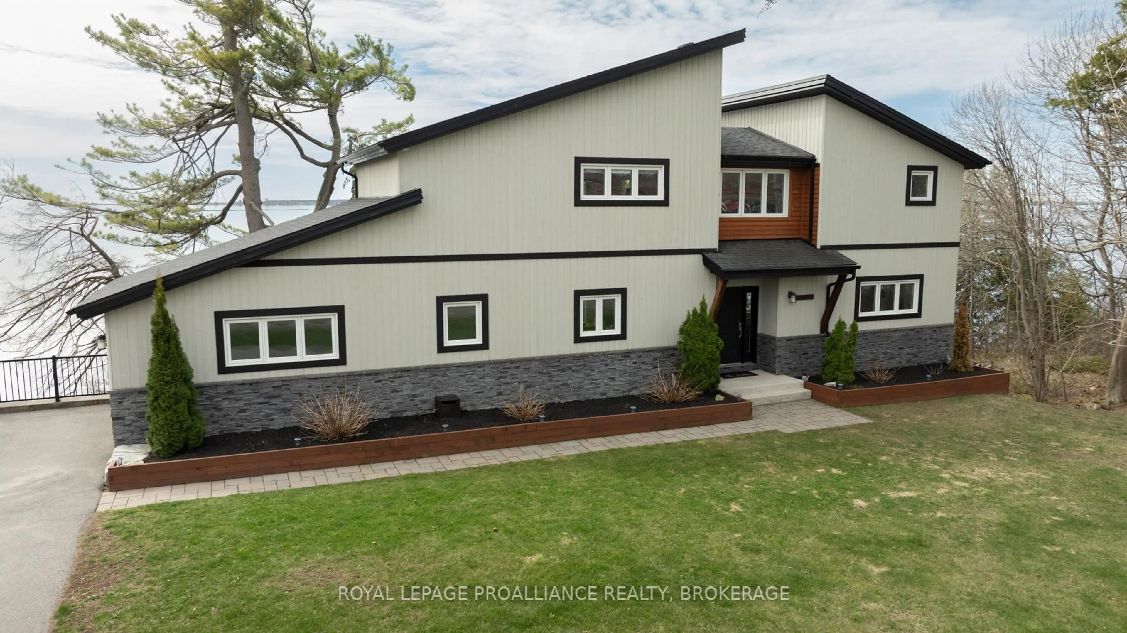 Home with vinyl exterior material, water/lake/river/ocean view for 4506 Bath Rd, Loyalist Ontario K7N 1A7