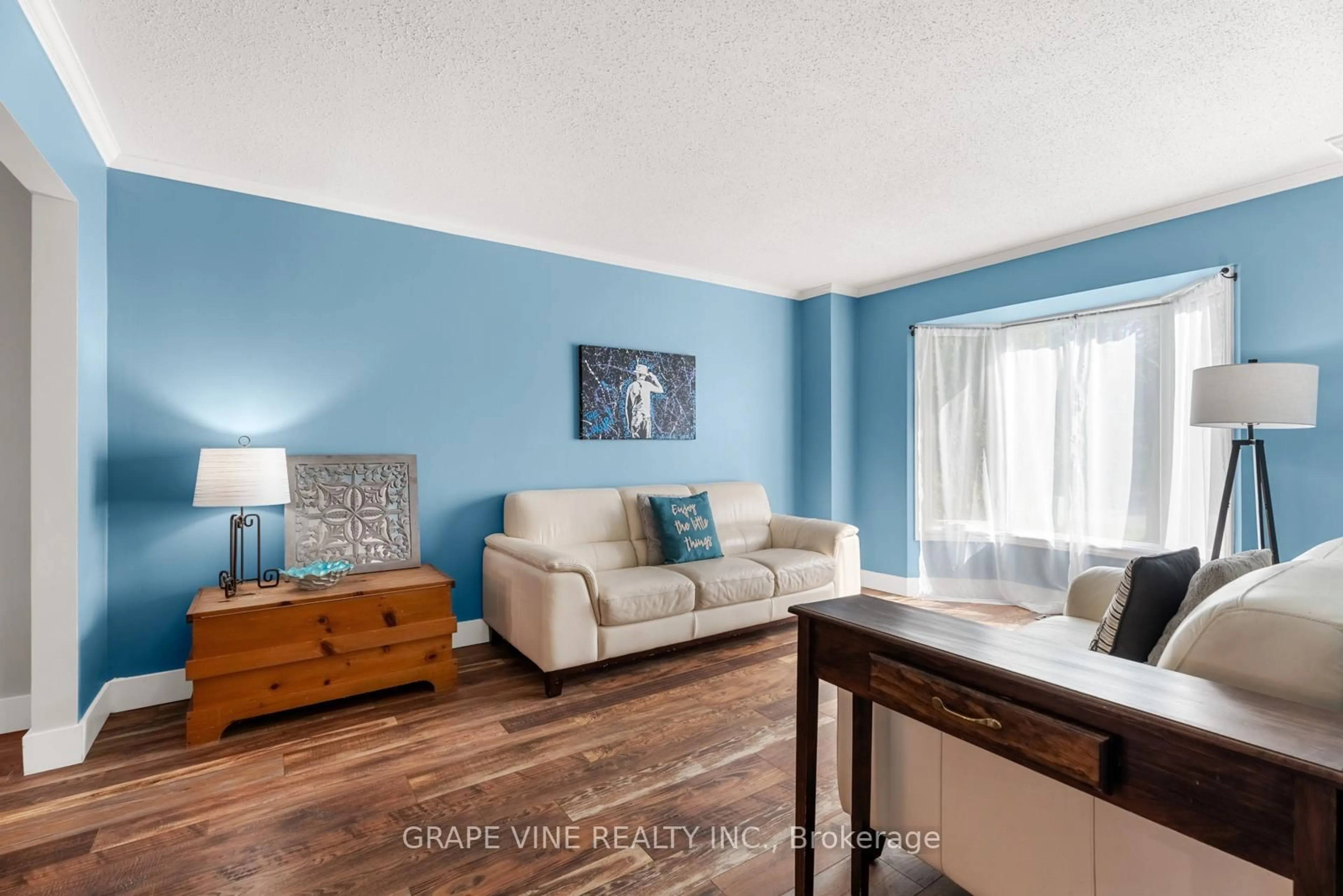 Living room with furniture, wood/laminate floor for 35 Bluemeadow Way, Kanata Ontario K2M 1L7