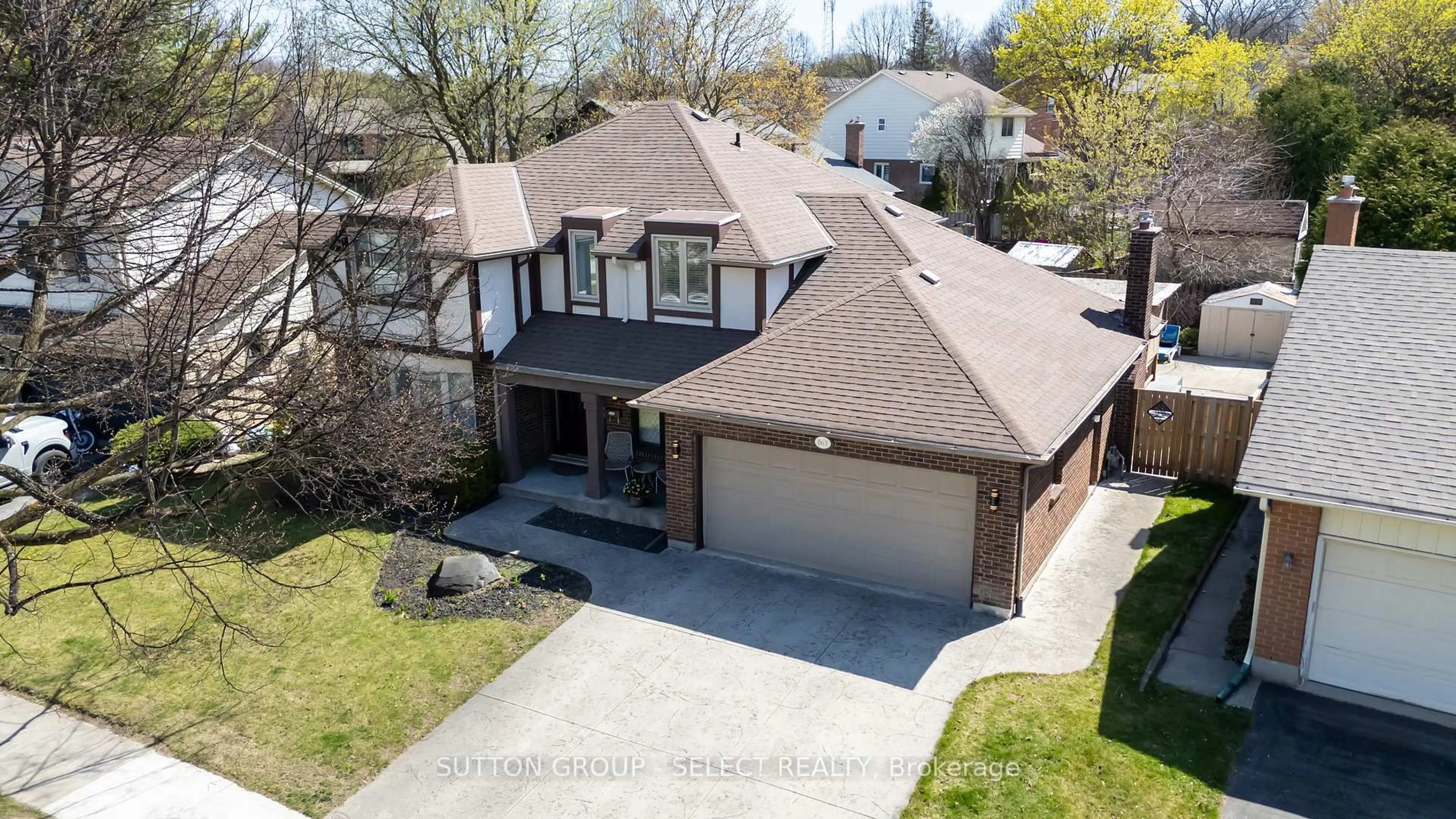 A pic from outside/outdoor area/front of a property/back of a property/a pic from drone, street for 863 Griffith St, London South Ontario N6K 3J9
