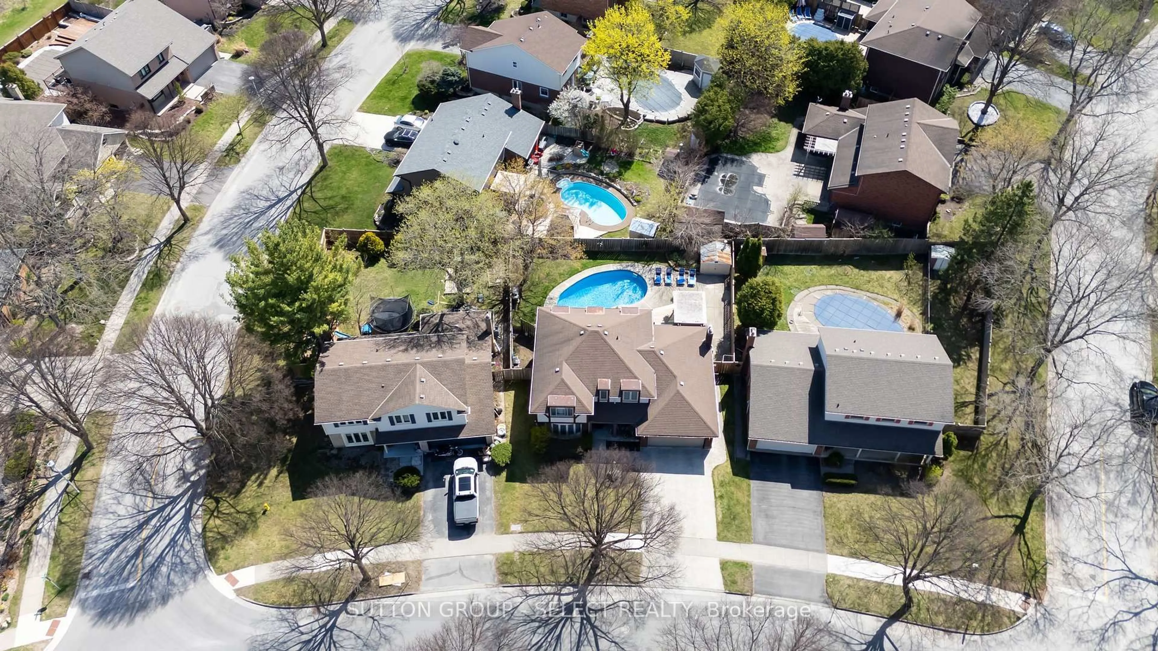 A pic from outside/outdoor area/front of a property/back of a property/a pic from drone, street for 863 Griffith St, London South Ontario N6K 3J9