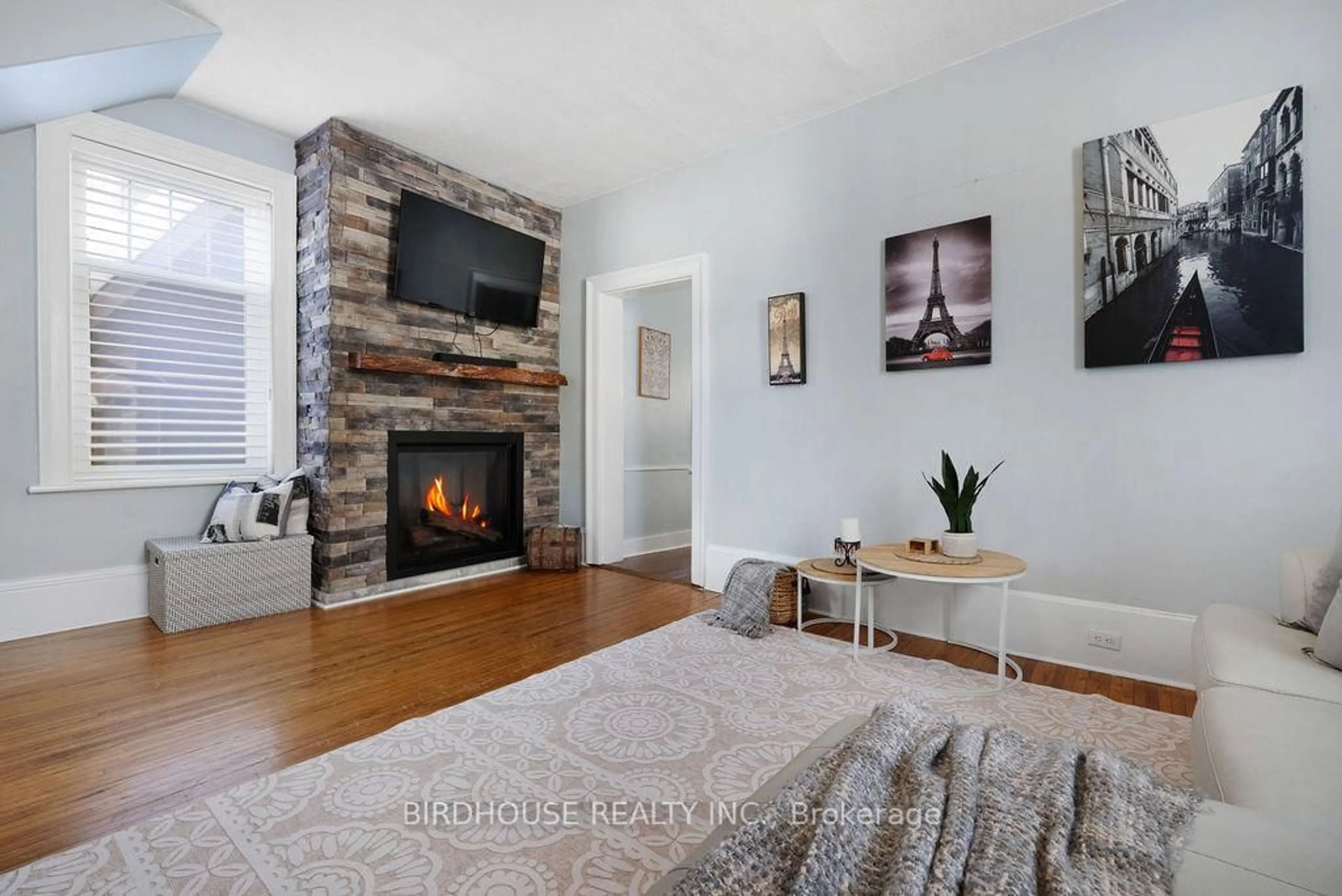 Living room with furniture, unknown for 21 Sussex St, Kawartha Lakes Ontario K9V 4H3