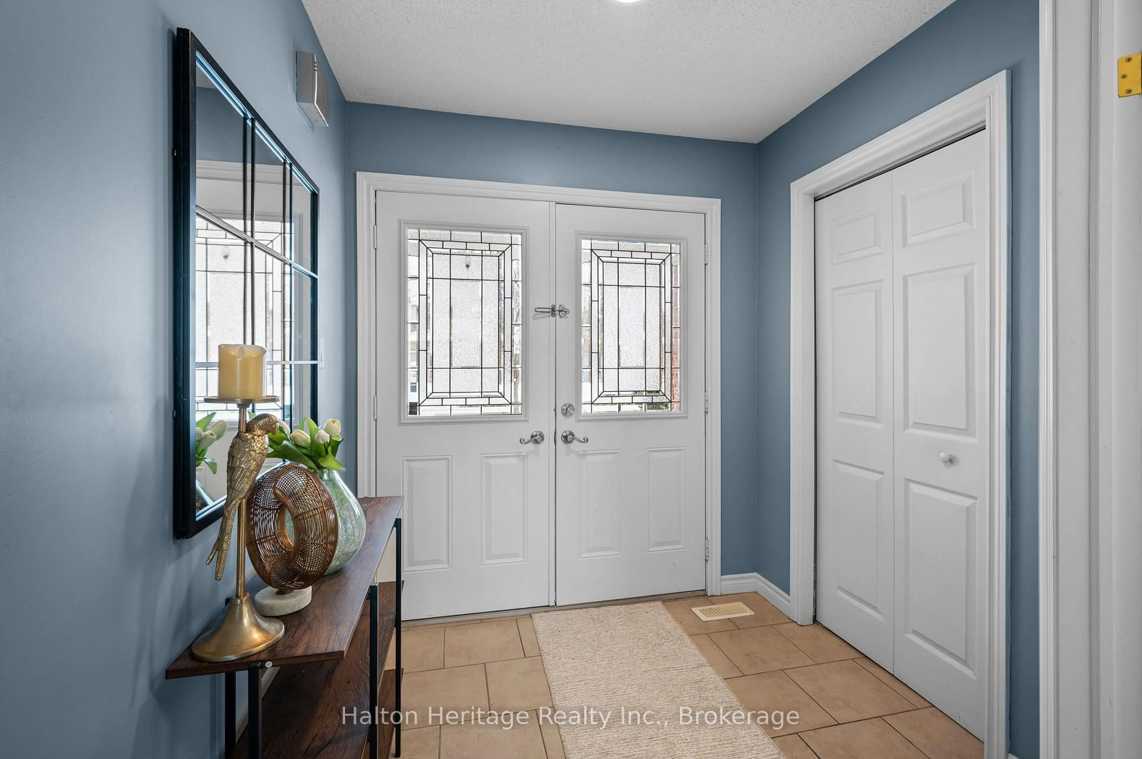 Indoor entryway for 100 Thames Way, Hamilton Ontario L0R 1W0