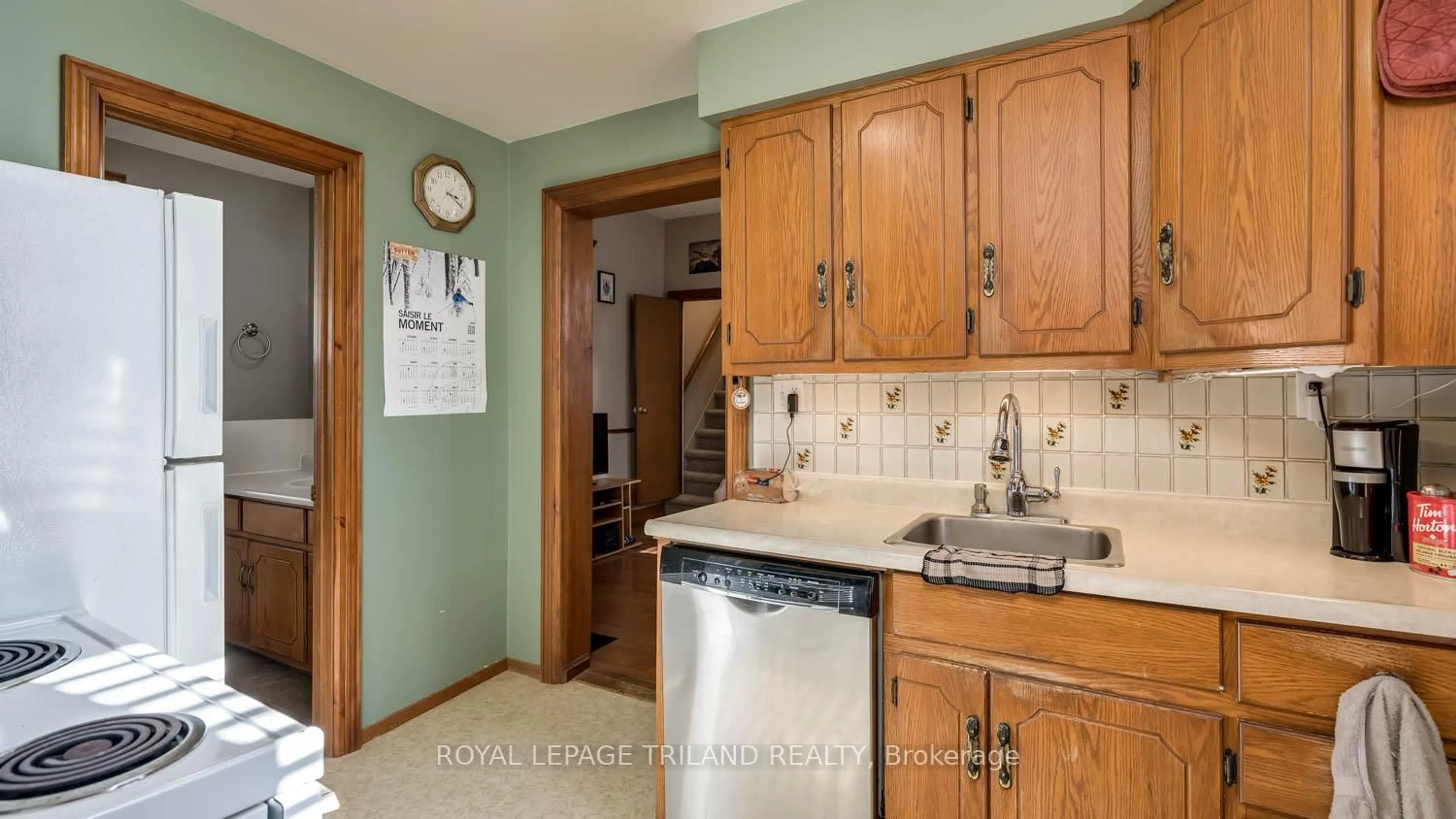 Standard kitchen, unknown for 173 Centre St, Strathroy Caradoc Ontario N7G 1T3
