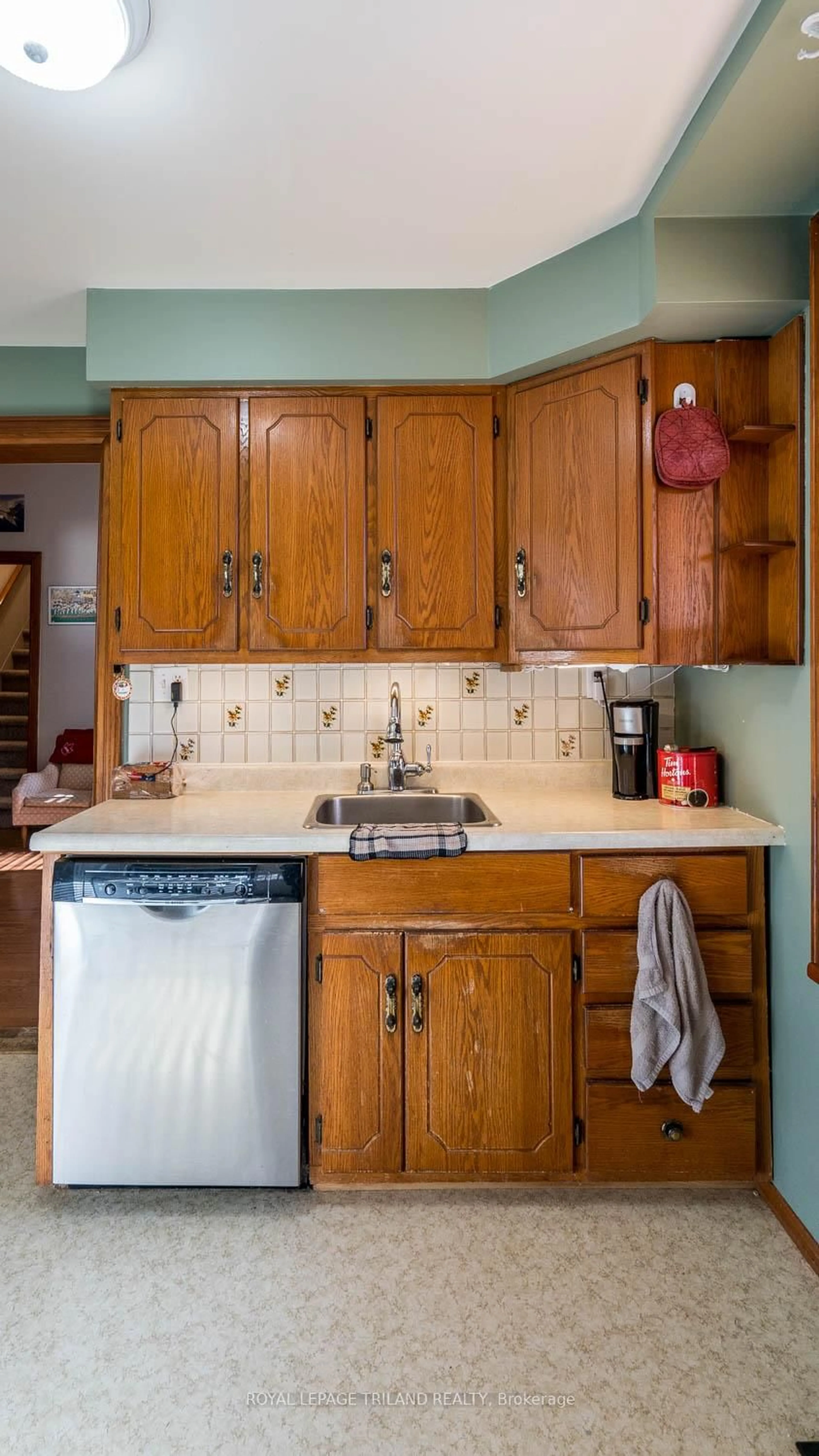 Standard kitchen, unknown for 173 Centre St, Strathroy Caradoc Ontario N7G 1T3