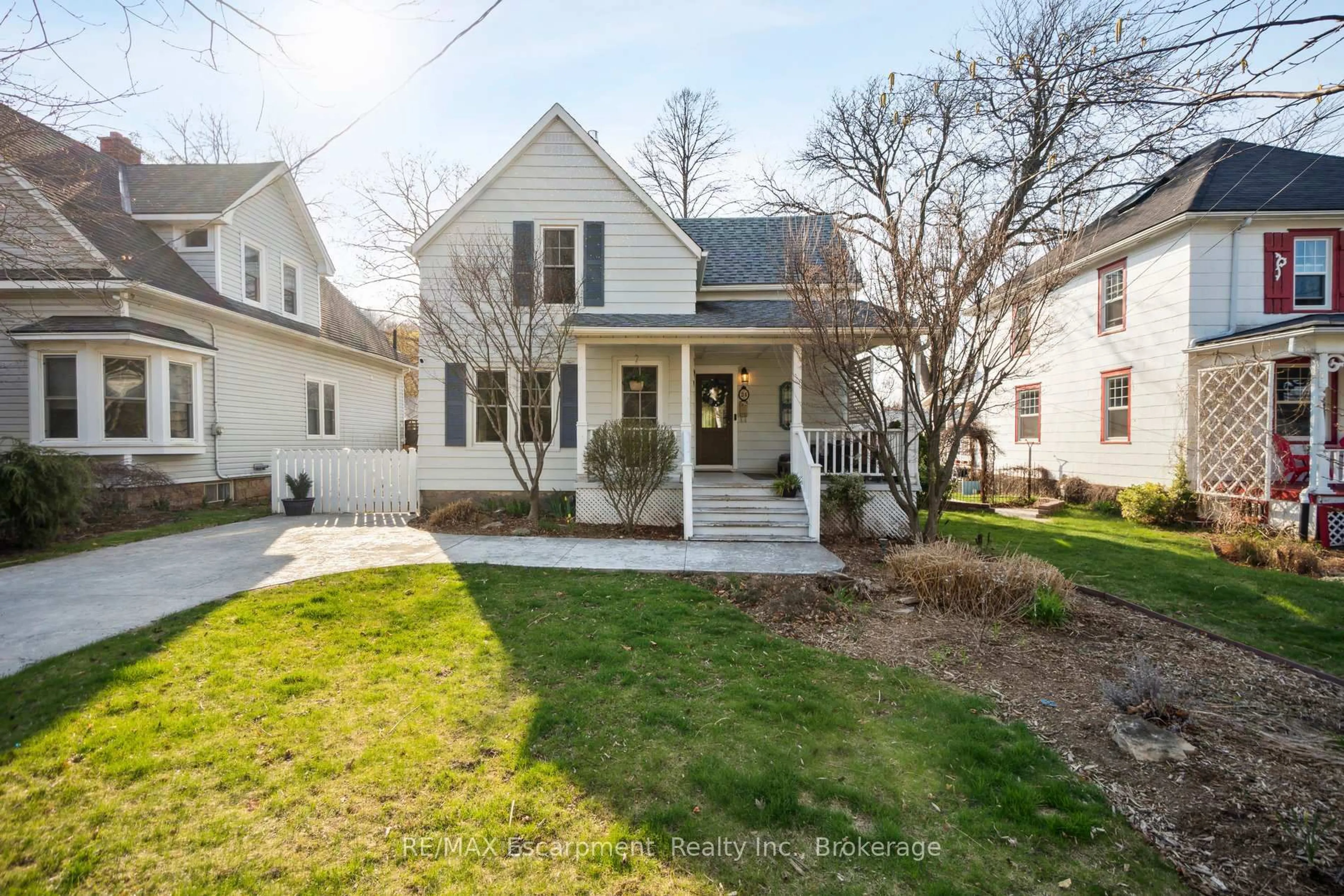 Home with vinyl exterior material, street for 24 Robinson St, Grimsby Ontario L3M 3C4
