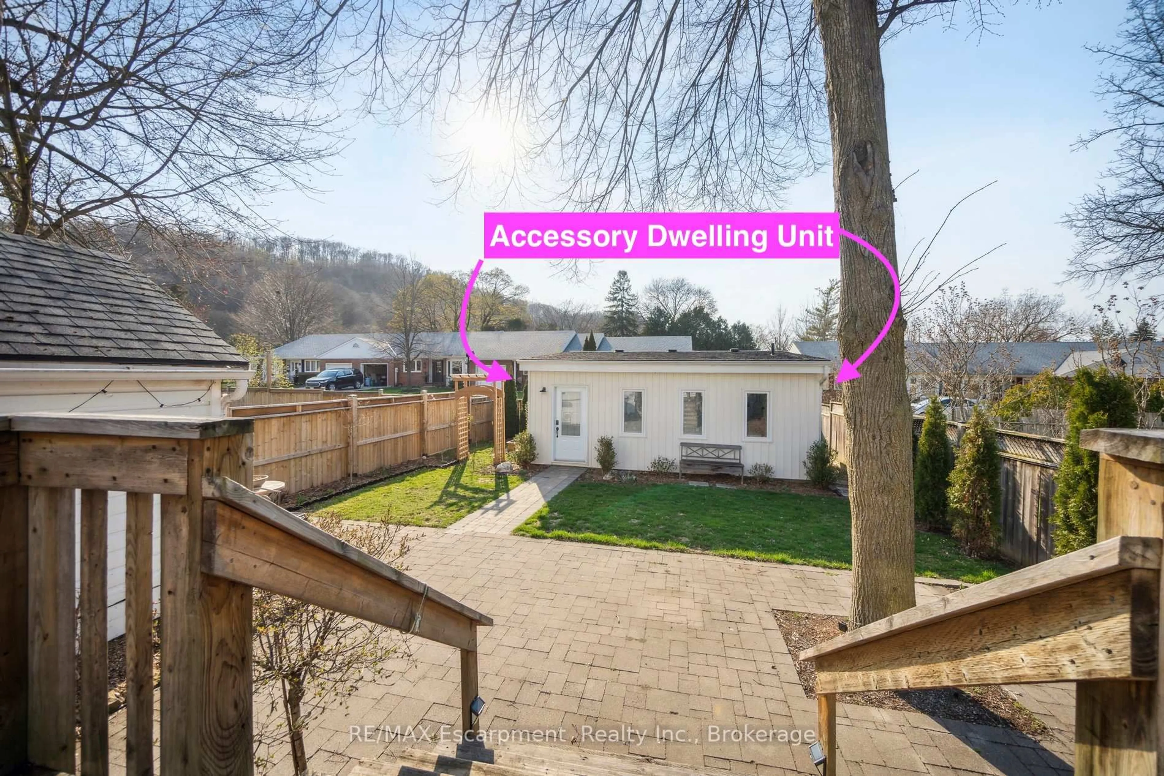 A pic from outside/outdoor area/front of a property/back of a property/a pic from drone, street for 24 Robinson St, Grimsby Ontario L3M 3C4