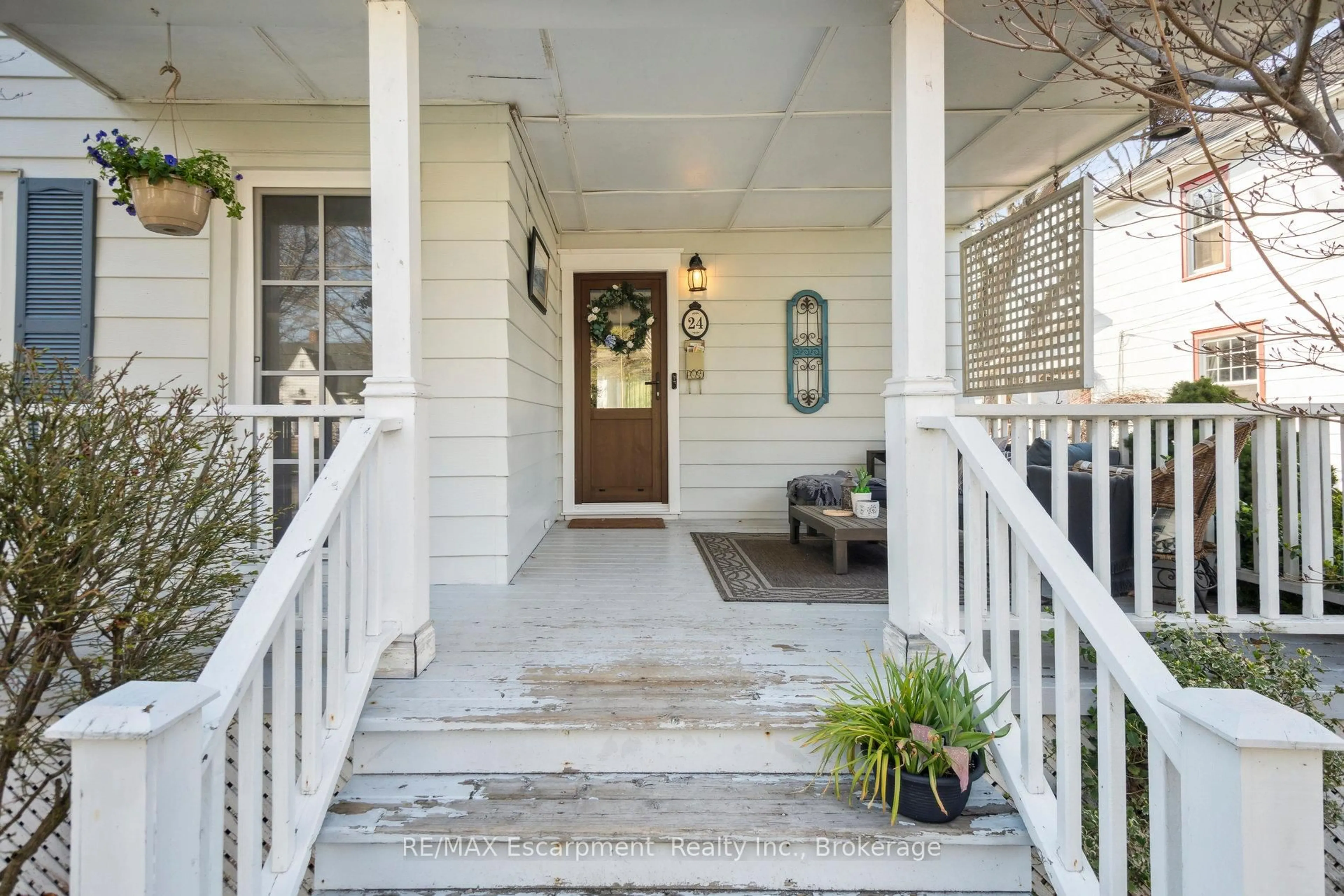 Indoor entryway for 24 Robinson St, Grimsby Ontario L3M 3C4