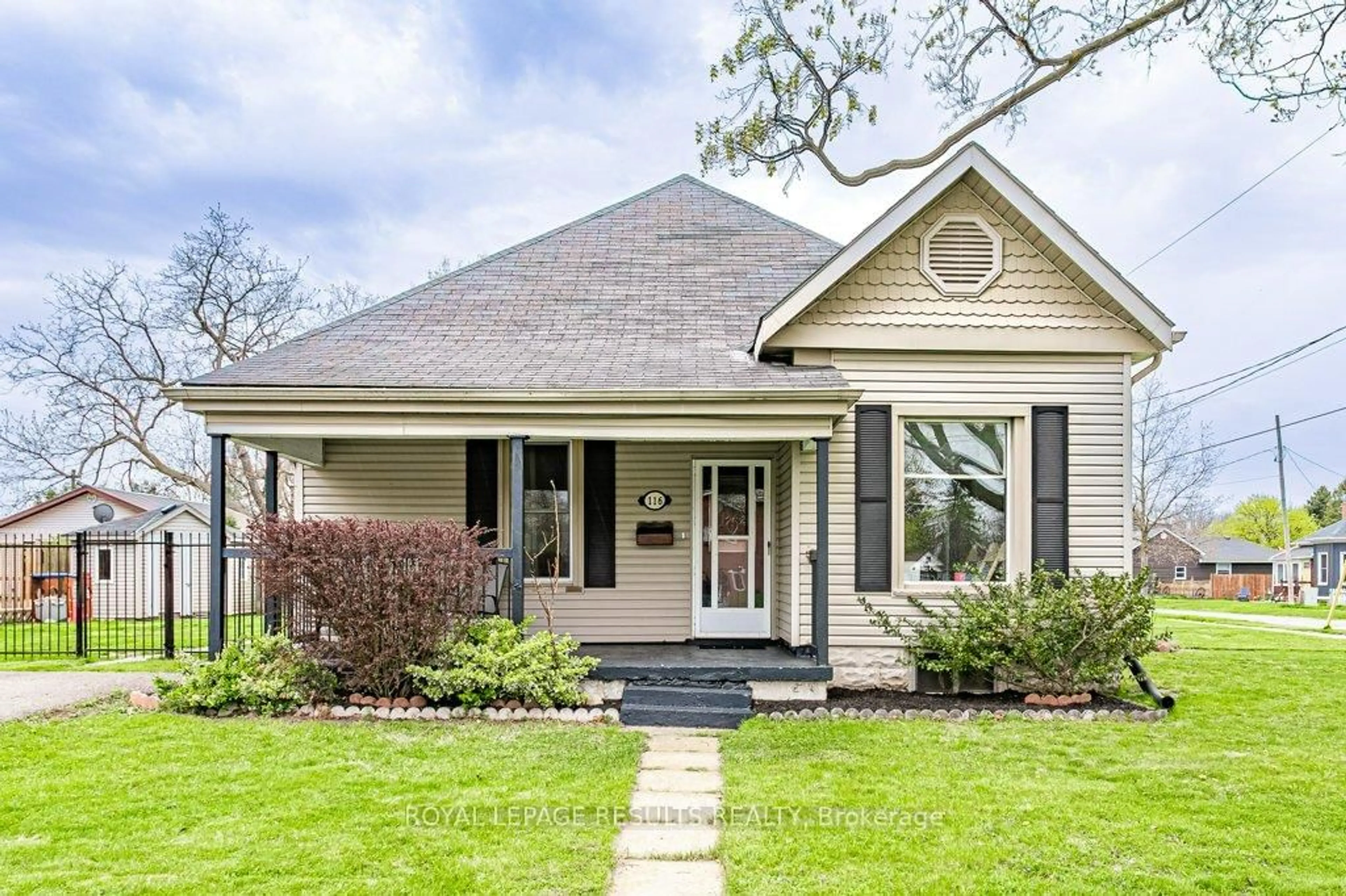 Home with vinyl exterior material, street for 116 Hughes St, St. Thomas Ontario N5P 2Z1
