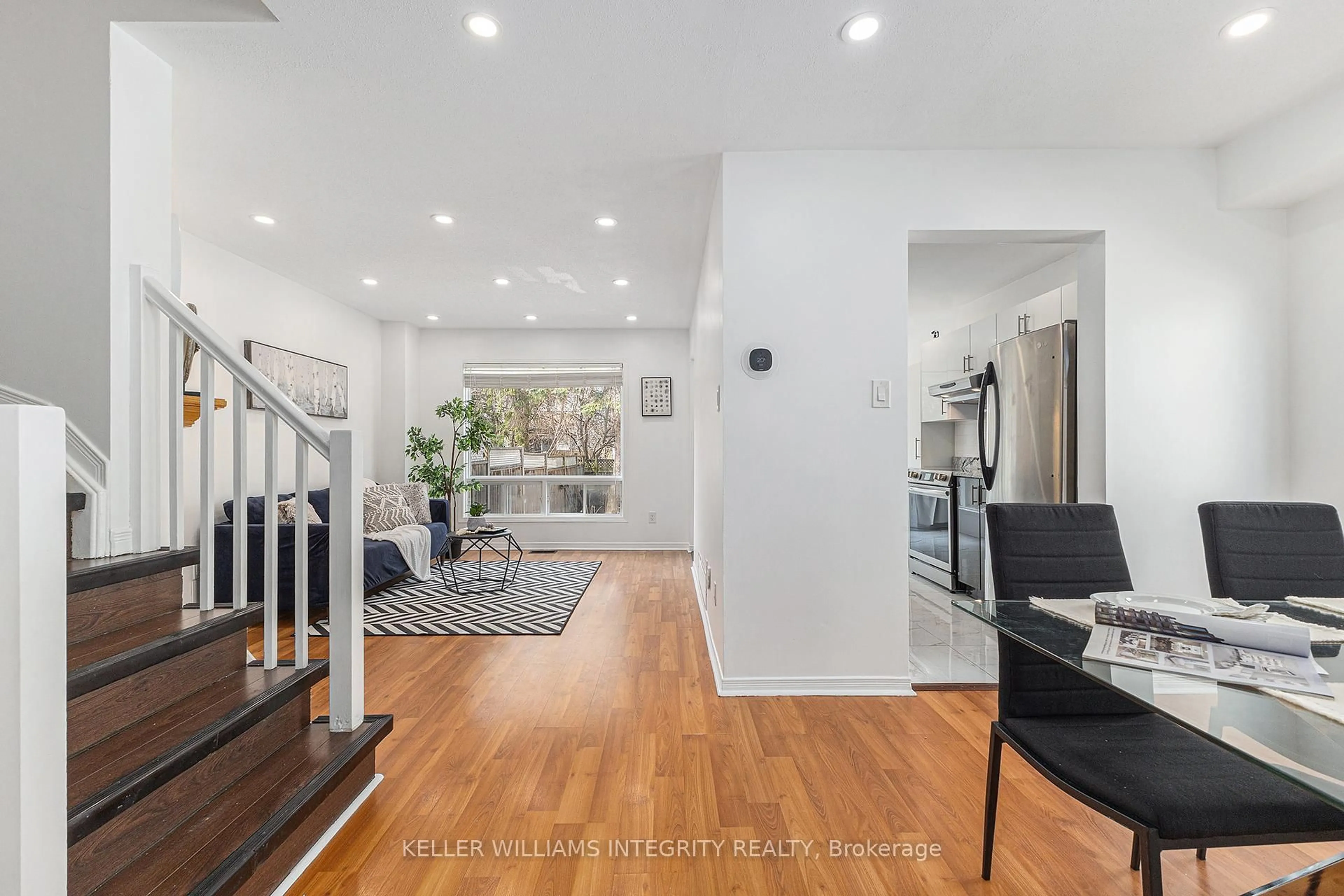 Indoor entryway for 274 stoneway Dr, Ottawa Ontario K2G 6B8