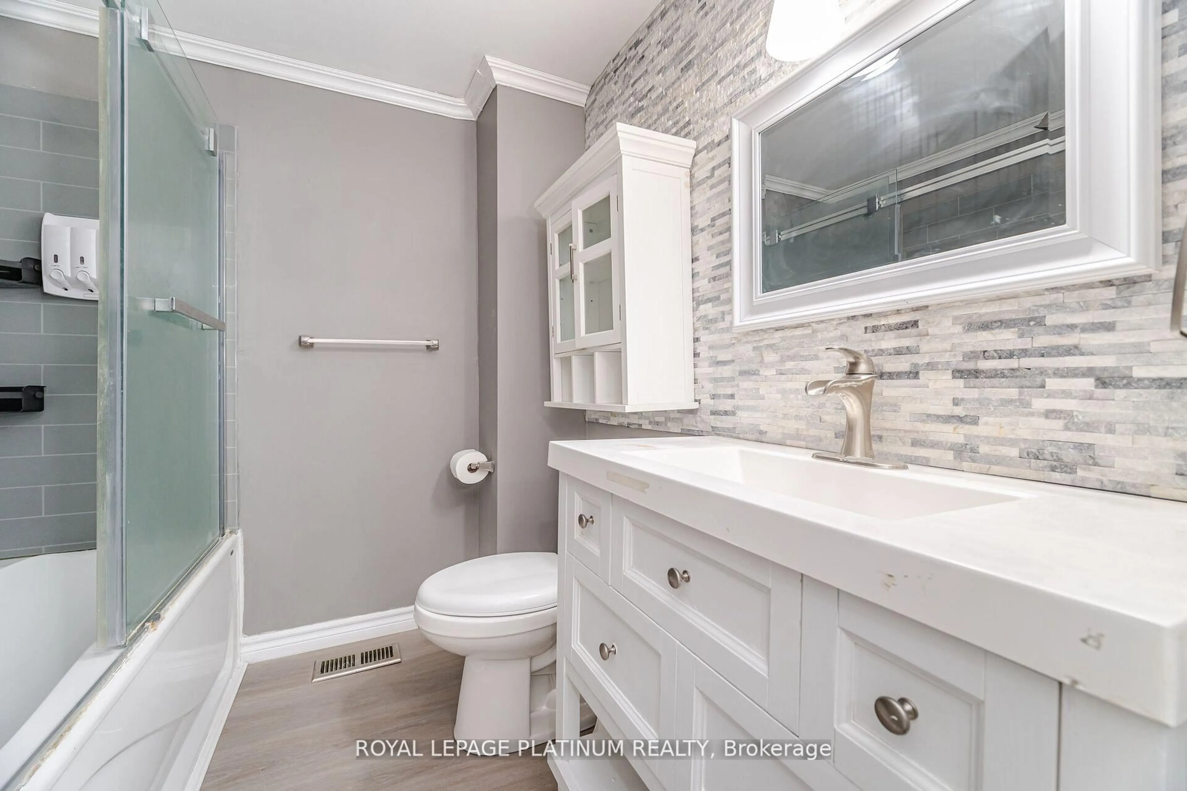 Contemporary bathroom, ceramic/tile floor for 55 Woodlawn Ave, Brantford Ontario N3V 1A6