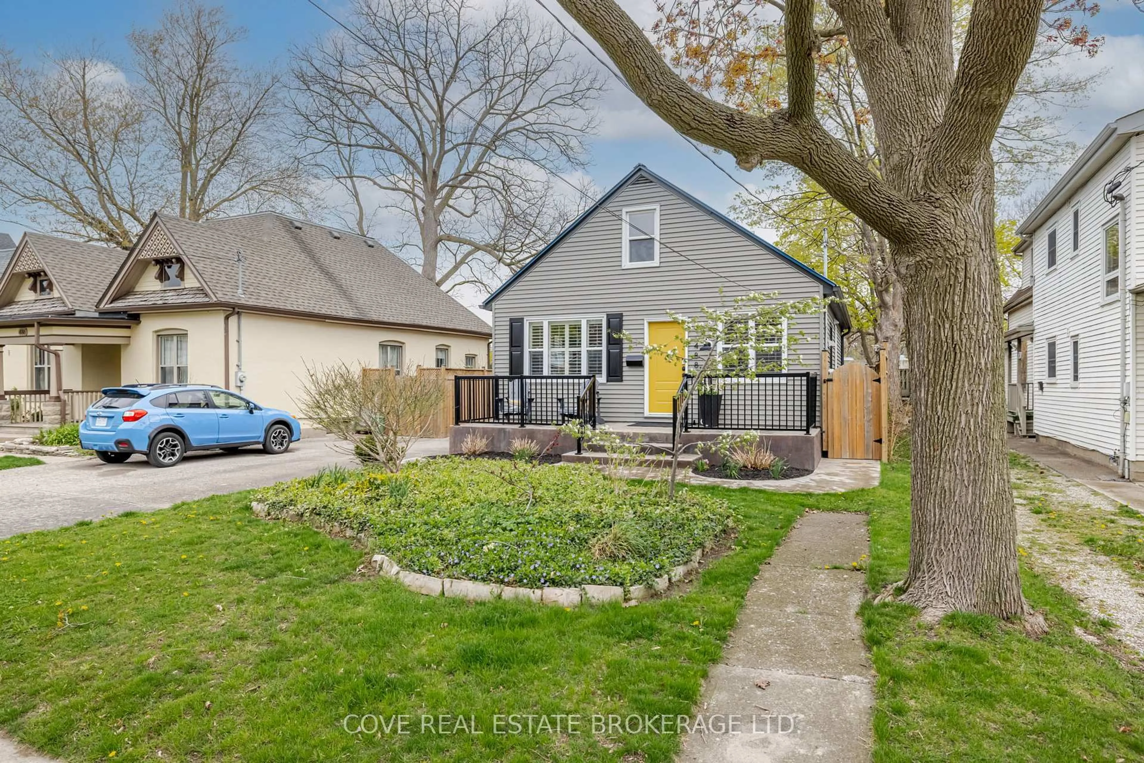 A pic from outside/outdoor area/front of a property/back of a property/a pic from drone, street for 488 Central Ave, London East Ontario N6B 2G1