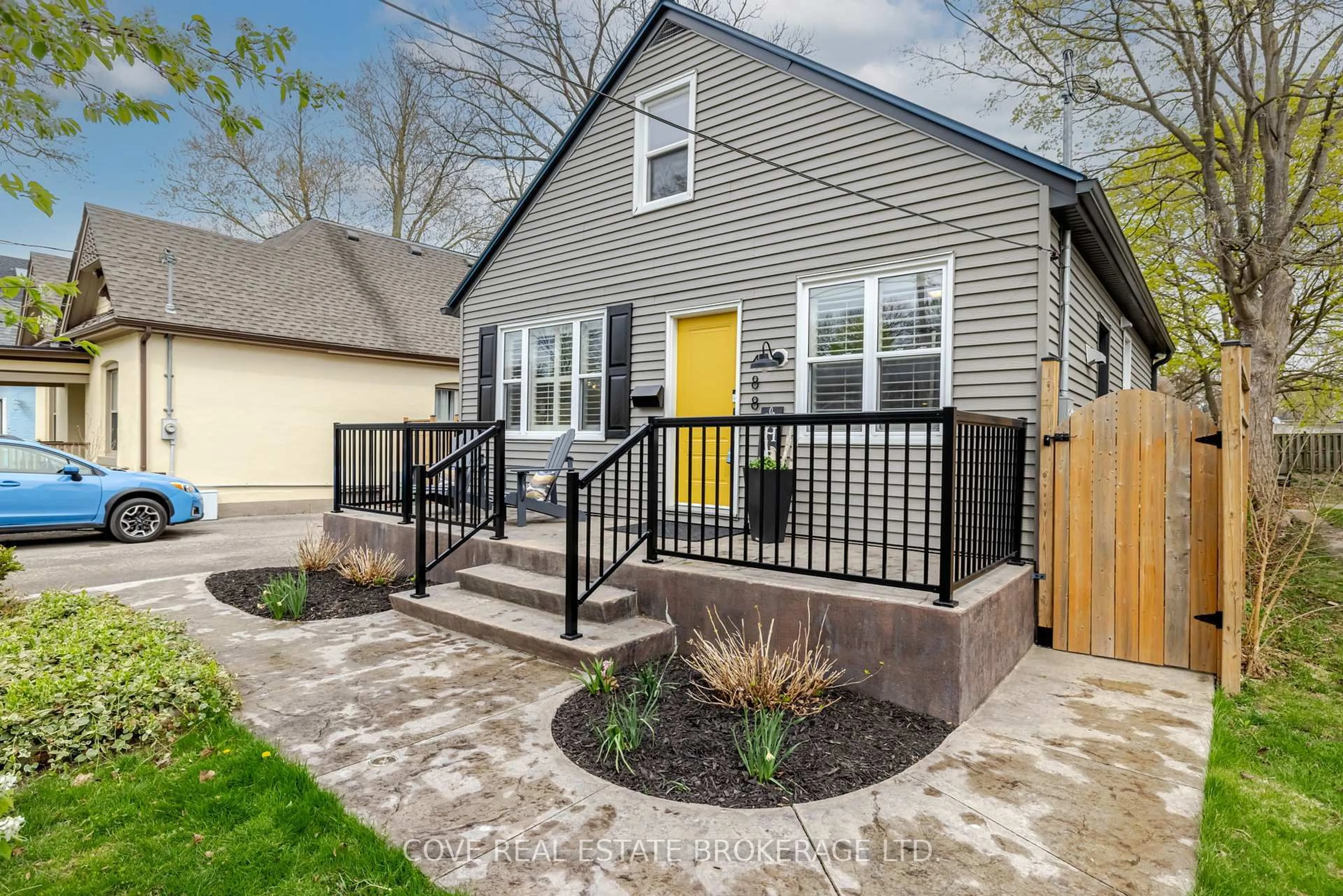 Home with vinyl exterior material, street for 488 Central Ave, London East Ontario N6B 2G1