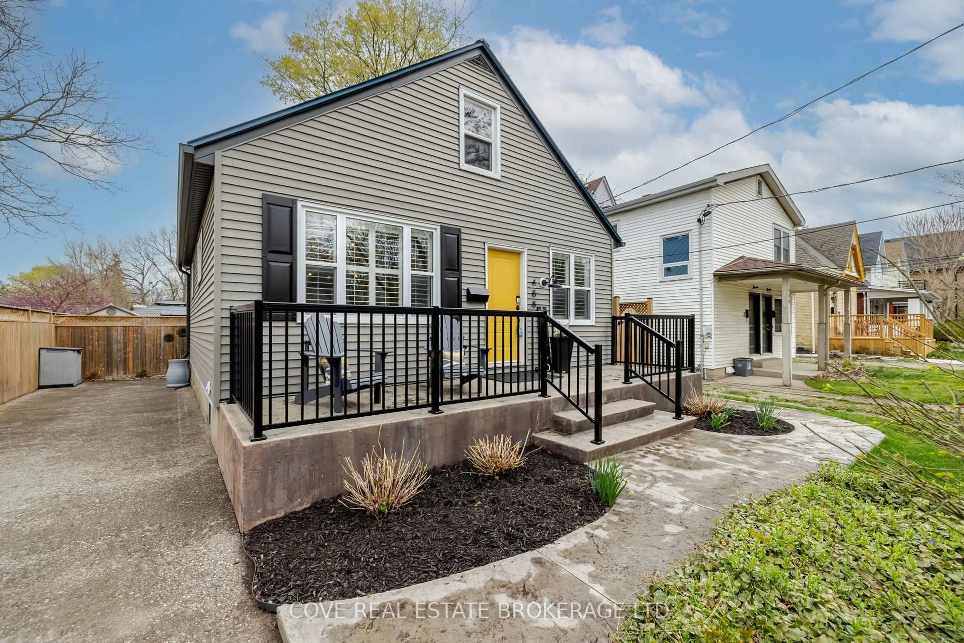 Home with vinyl exterior material, street for 488 Central Ave, London East Ontario N6B 2G1
