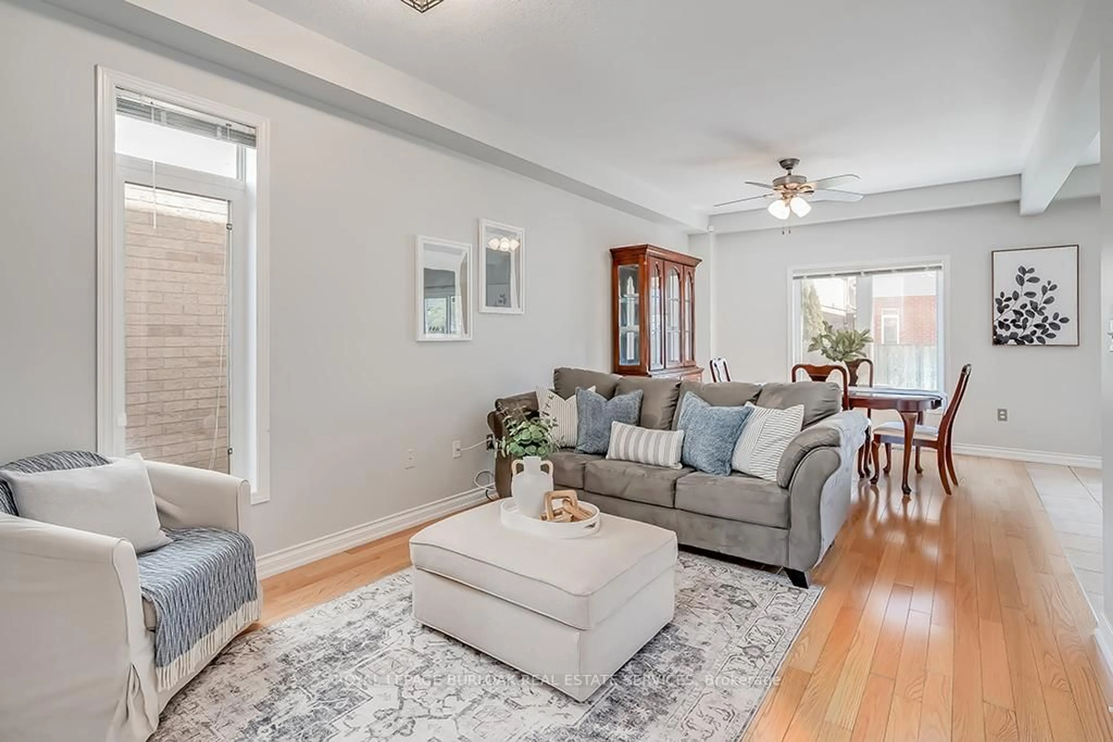 Living room with furniture, unknown for 31 Tidemore Hts, Hamilton Ontario L8E 0B8